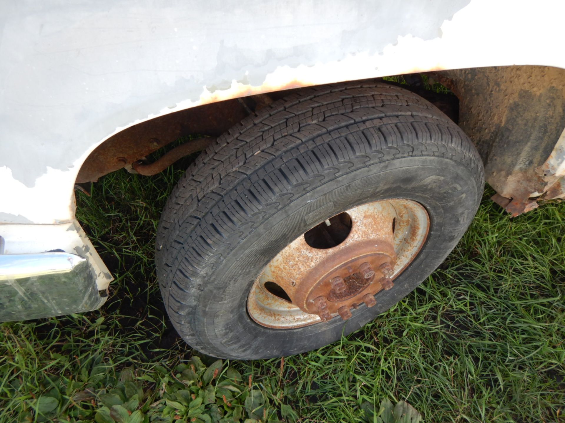 1991 CHEV 3500 TRUCK W/DUAL WHEELS, 12FT DECK & HOIST (WOOD SIDES), V8, 4 SPEED, 2X4 - Image 7 of 12