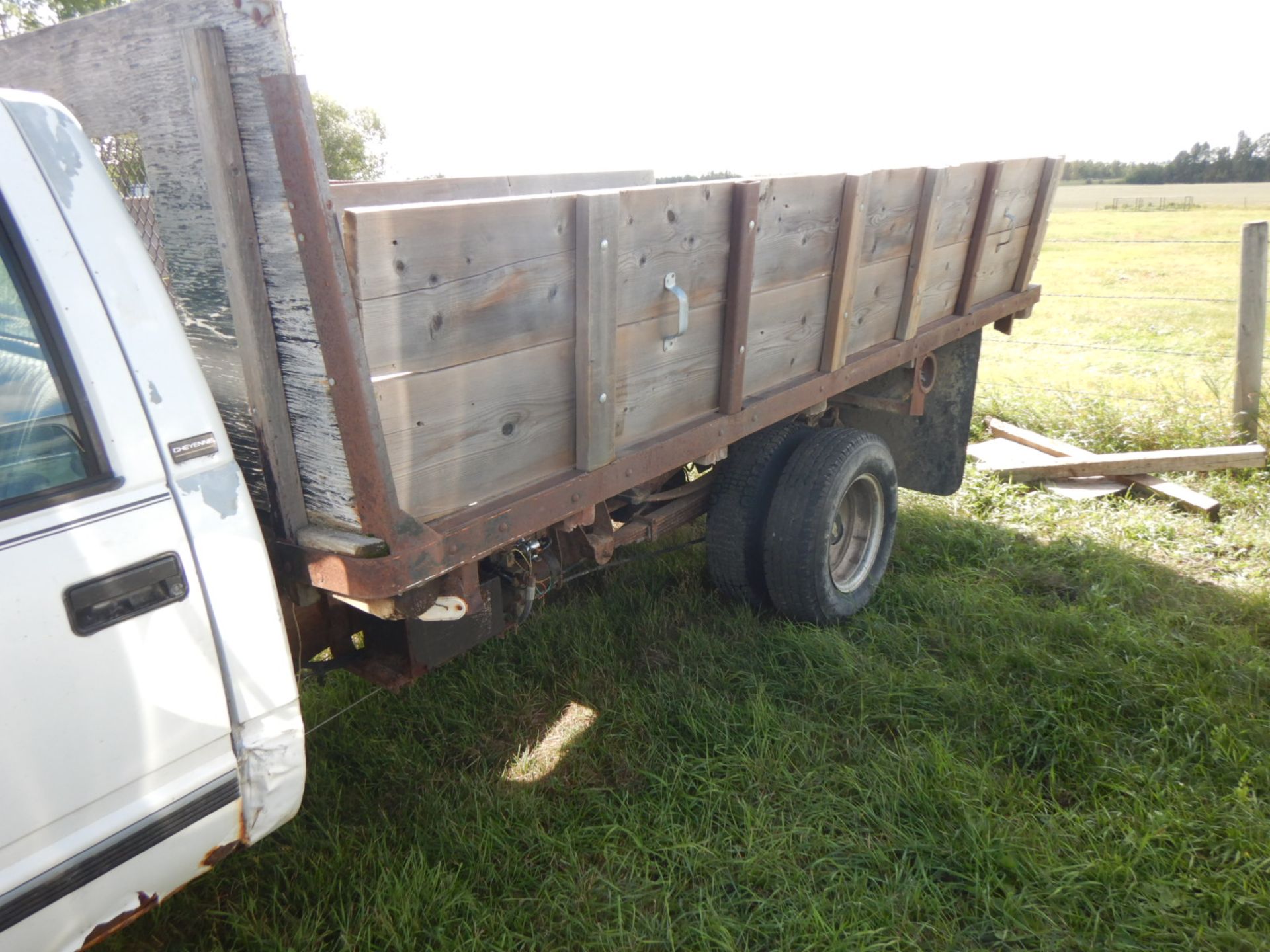 1991 CHEV 3500 TRUCK W/DUAL WHEELS, 12FT DECK & HOIST (WOOD SIDES), V8, 4 SPEED, 2X4 - Image 8 of 12