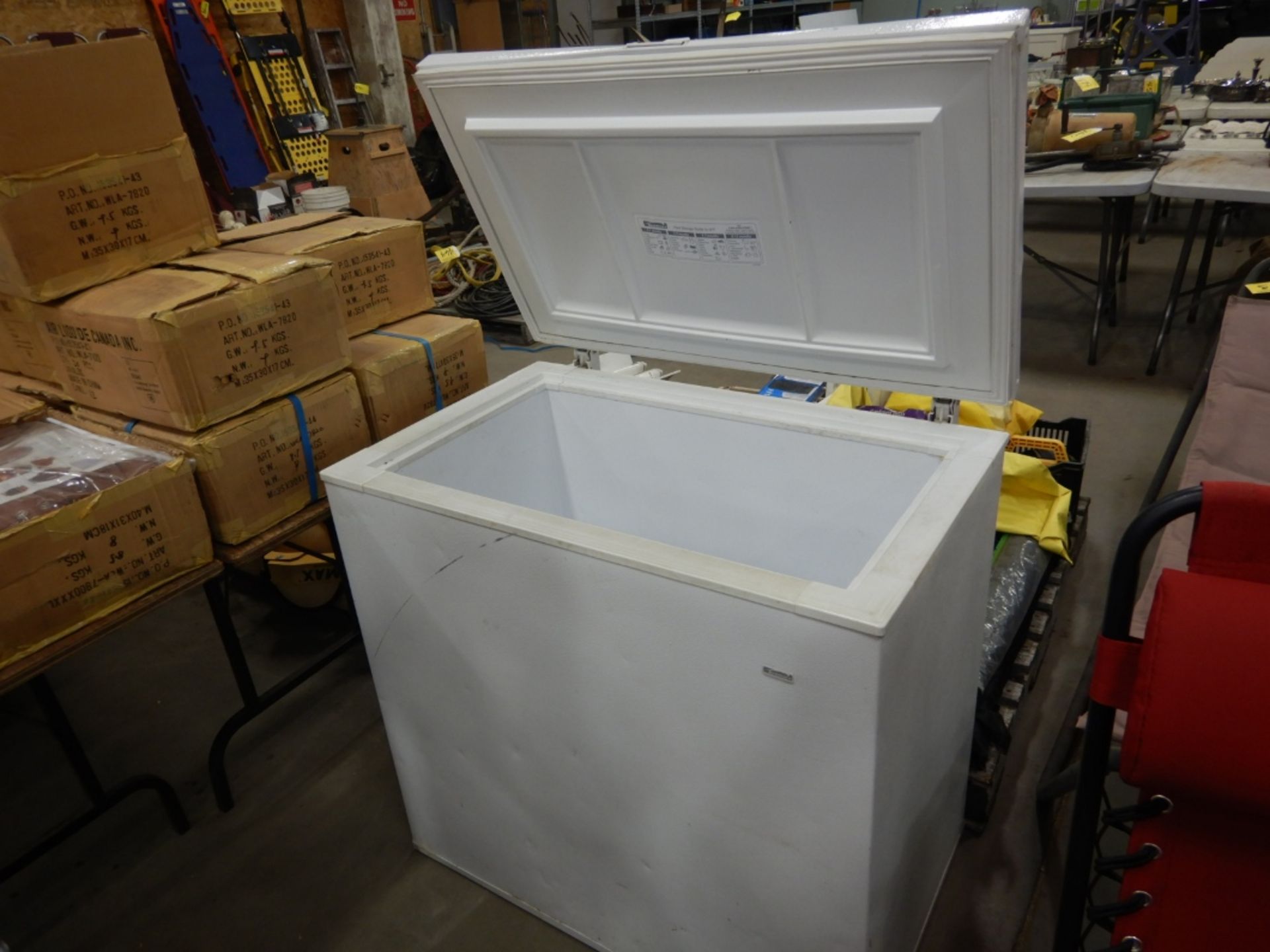 KENMORE DOMESTIC CHEST FREEZER - APARTMENT SIZE, LID DAMAGED - Image 2 of 3