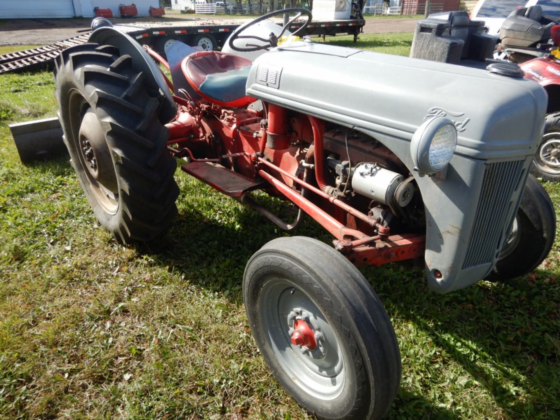 FORDSON 8N TRACTOR W/ 3PT, REAR BLADE, FERGUSON CARRY-ALL TOTE, TIRE CHAINS, CENTRE LINK - RUNS WELL - Bild 2 aus 17