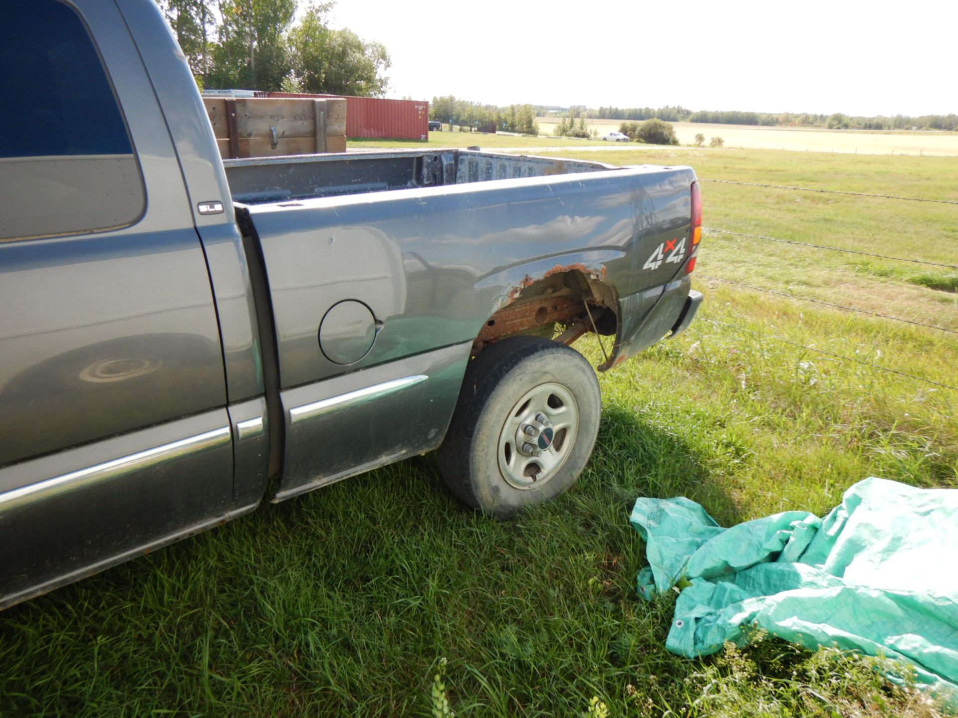 2001 GMC SIERRA TRUCK, EXT CAB, V8 GAS, AT, 4X4, S/N 2GTEK19T011258575, KM UNAVAILABLE - Image 7 of 12