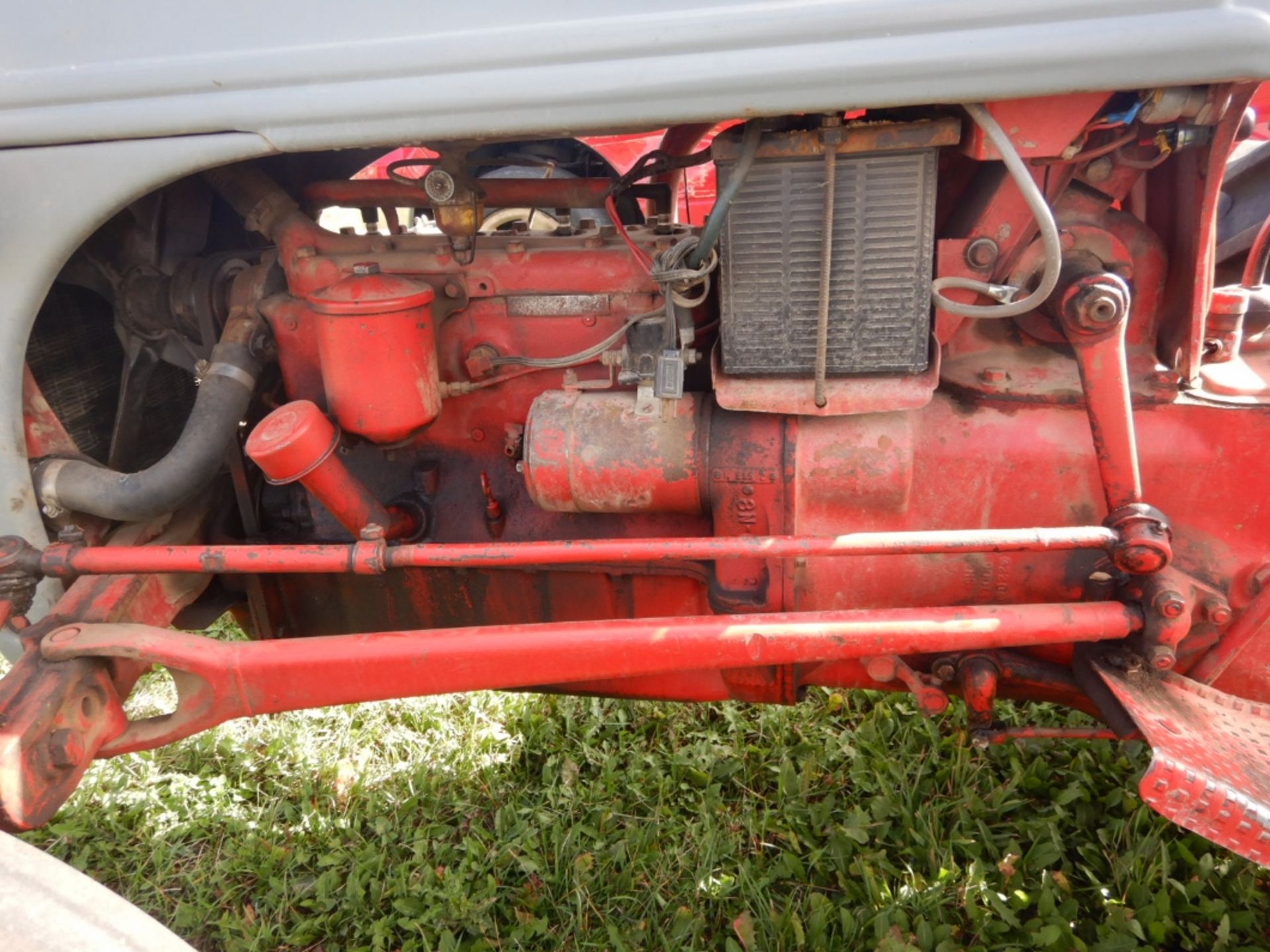 FORDSON 8N TRACTOR W/ 3PT, REAR BLADE, FERGUSON CARRY-ALL TOTE, TIRE CHAINS, CENTRE LINK - RUNS WELL - Bild 7 aus 17