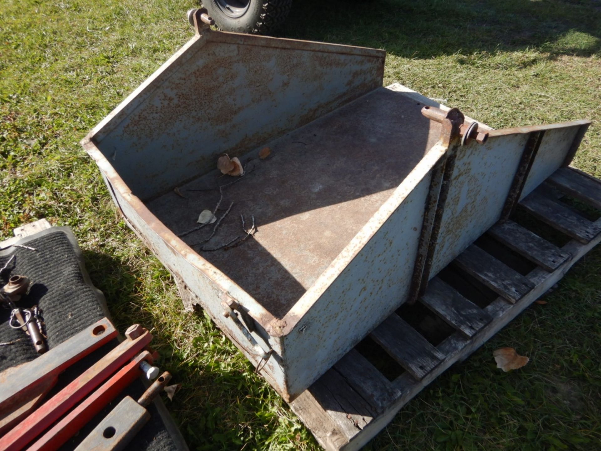 FORDSON 8N TRACTOR W/ 3PT, REAR BLADE, FERGUSON CARRY-ALL TOTE, TIRE CHAINS, CENTRE LINK - RUNS WELL - Bild 8 aus 17