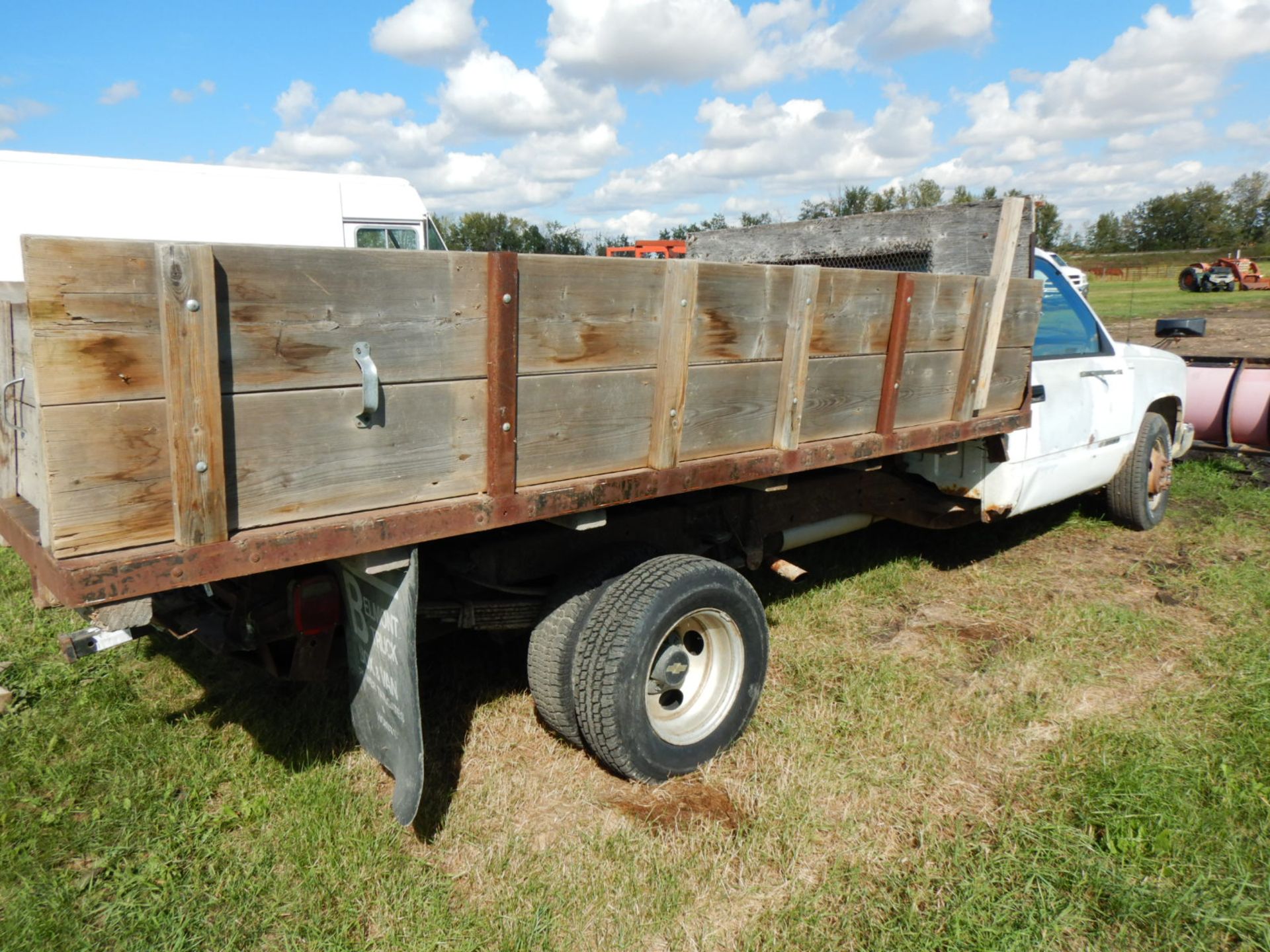 1991 CHEV 3500 TRUCK W/DUAL WHEELS, 12FT DECK & HOIST (WOOD SIDES), V8, 4 SPEED, 2X4 - Image 10 of 12