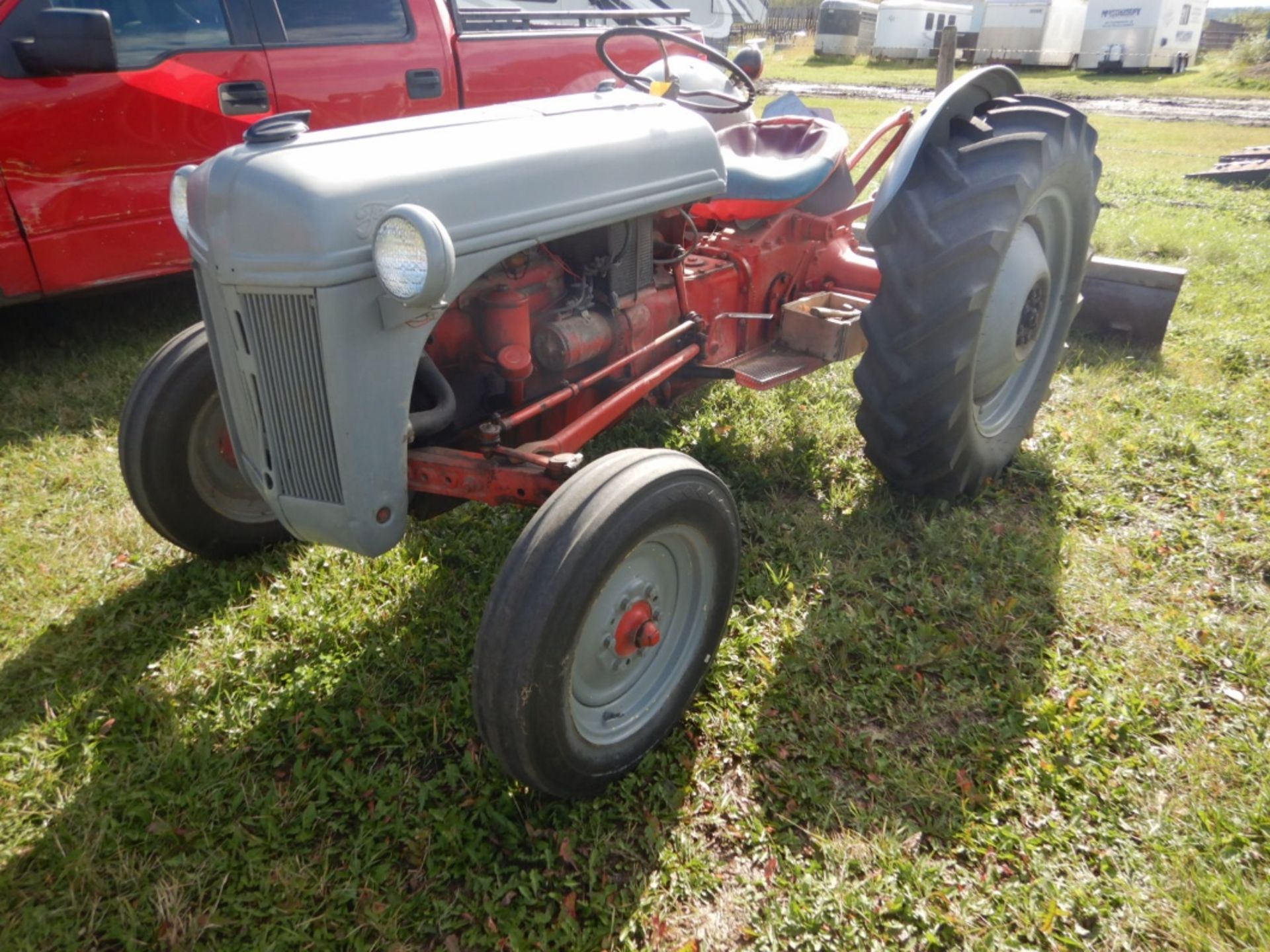 FORDSON 8N TRACTOR W/ 3PT, REAR BLADE, FERGUSON CARRY-ALL TOTE, TIRE CHAINS, CENTRE LINK - RUNS WELL - Bild 3 aus 17