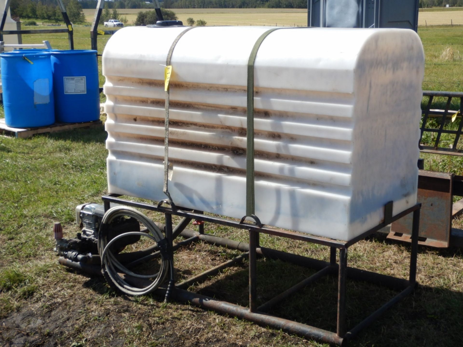 POLY TANK W/HONDA PUMP & RACK - Image 4 of 4