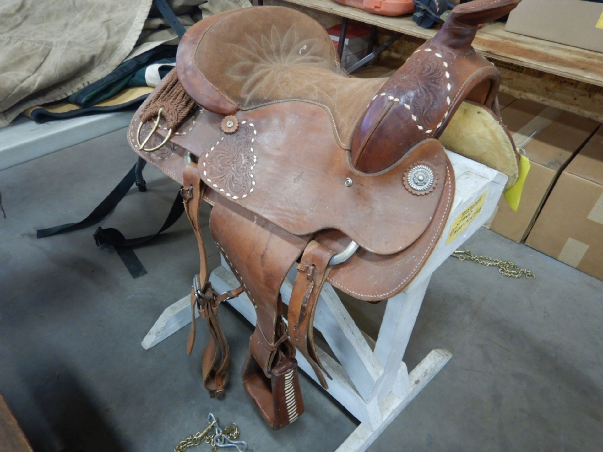 SOMETHING COMPANY 21504 .3 STOCK SADDLE 15 INCH SEAT, 13 INCH FORK, FULL RIG - Image 2 of 4