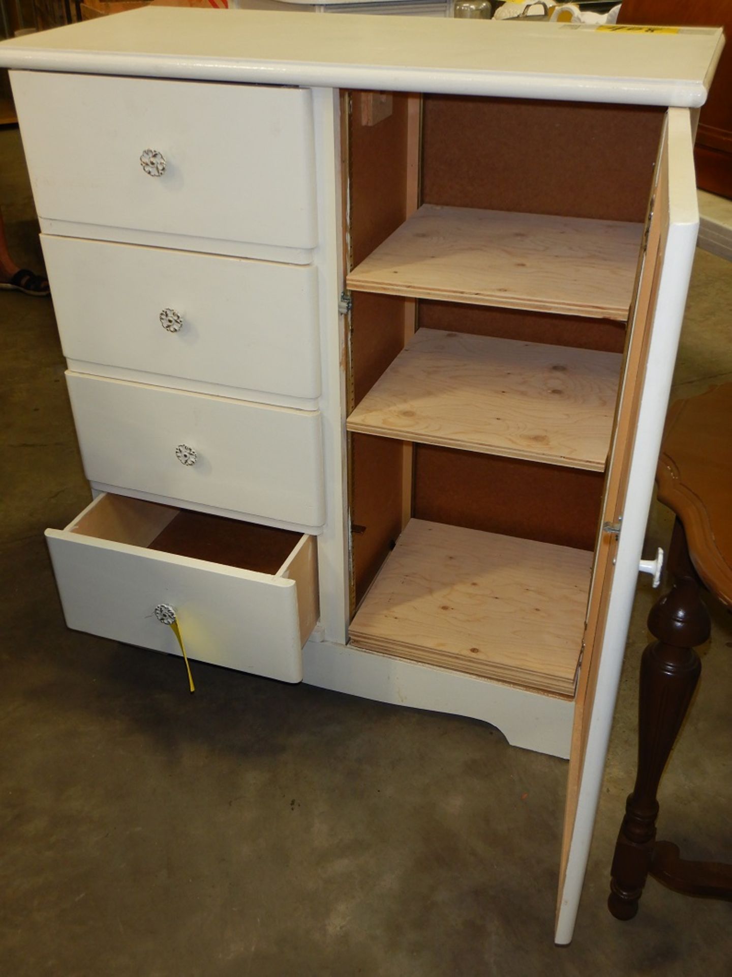 VINTAGE KITCHEN CABINET FREE STANDING - Image 3 of 3