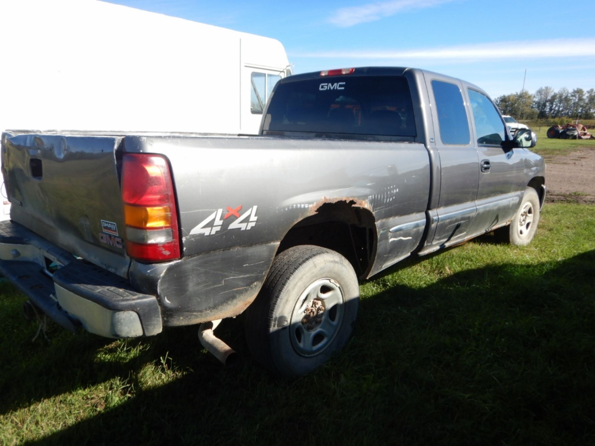 2001 GMC SIERRA TRUCK, EXT CAB, V8 GAS, AT, 4X4, S/N 2GTEK19T011258575, KM UNAVAILABLE - Image 2 of 12