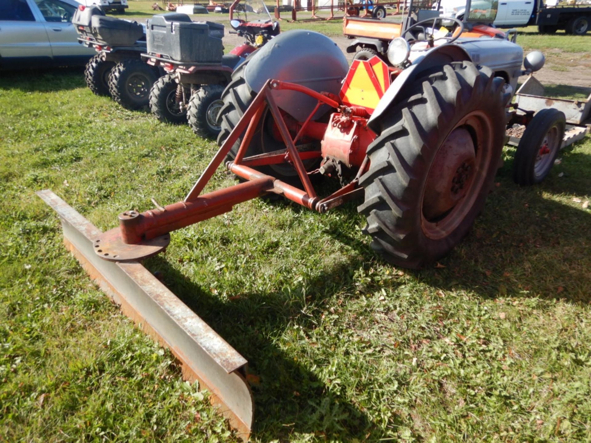 FORDSON 8N TRACTOR W/ 3PT, REAR BLADE, FERGUSON CARRY-ALL TOTE, TIRE CHAINS, CENTRE LINK - RUNS WELL - Bild 15 aus 17