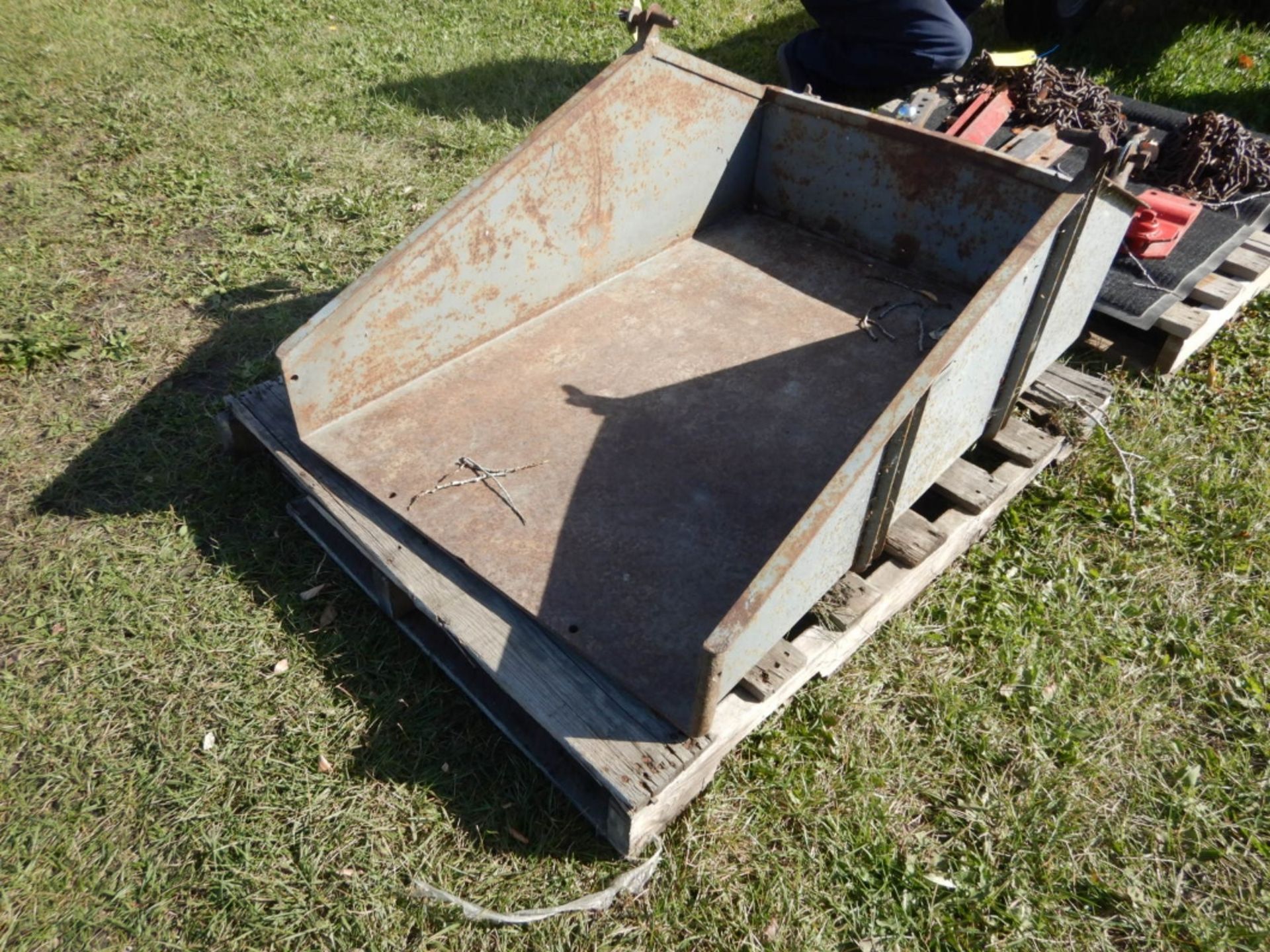 FORDSON 8N TRACTOR W/ 3PT, REAR BLADE, FERGUSON CARRY-ALL TOTE, TIRE CHAINS, CENTRE LINK - RUNS WELL - Bild 17 aus 17