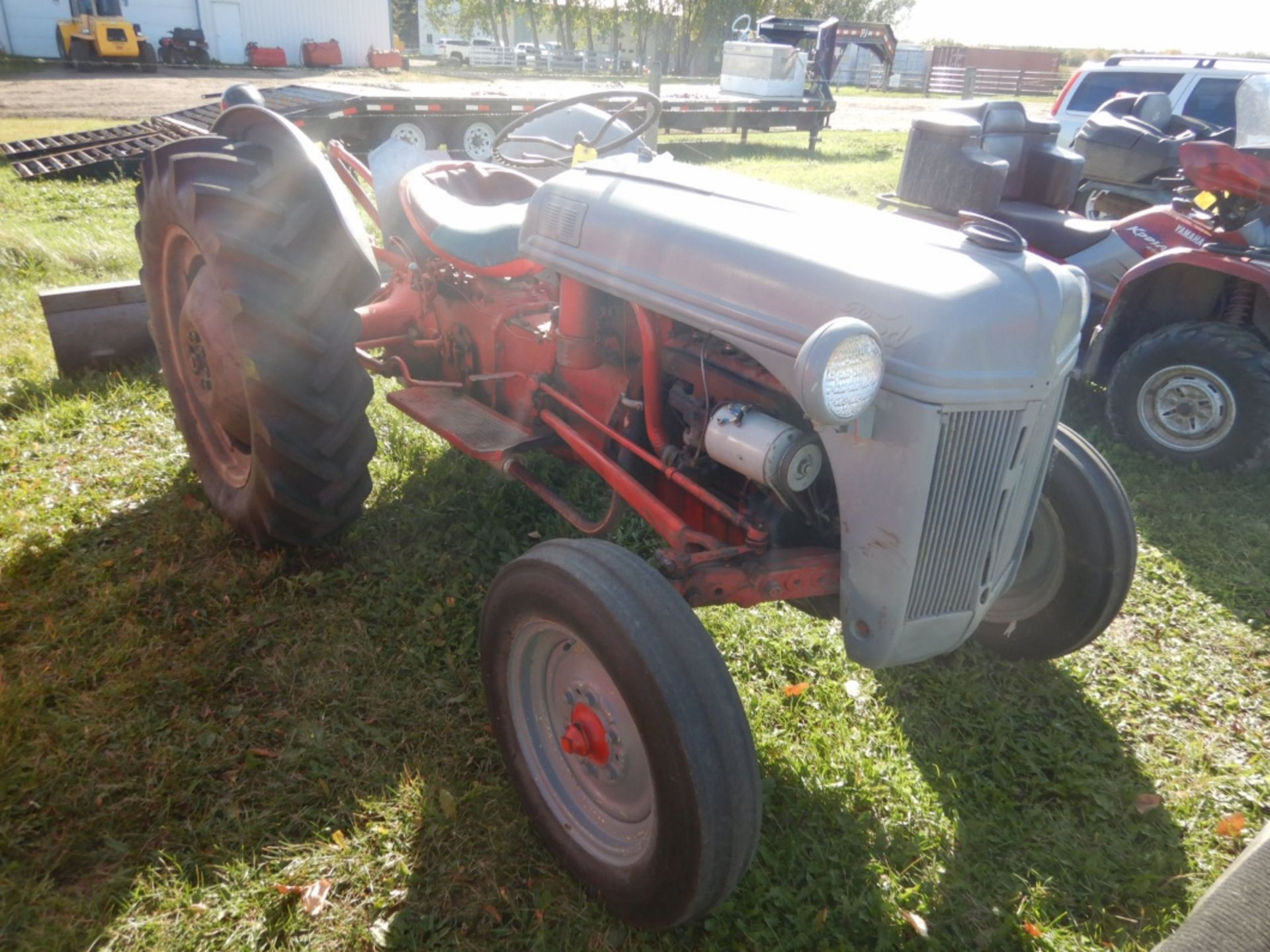 FORDSON 8N TRACTOR W/ 3PT, REAR BLADE, FERGUSON CARRY-ALL TOTE, TIRE CHAINS, CENTRE LINK - RUNS WELL - Bild 10 aus 17
