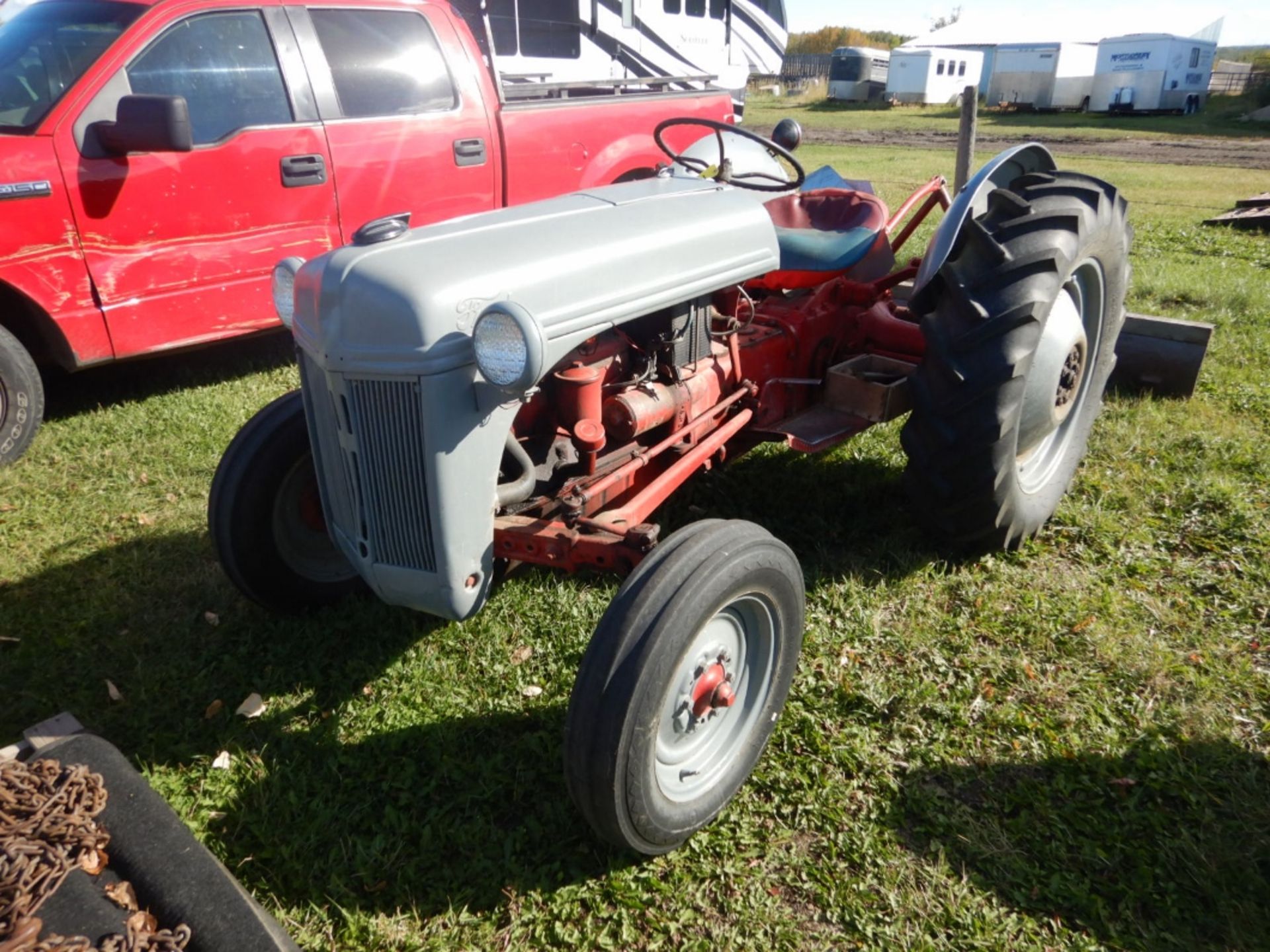FORDSON 8N TRACTOR W/ 3PT, REAR BLADE, FERGUSON CARRY-ALL TOTE, TIRE CHAINS, CENTRE LINK - RUNS WELL