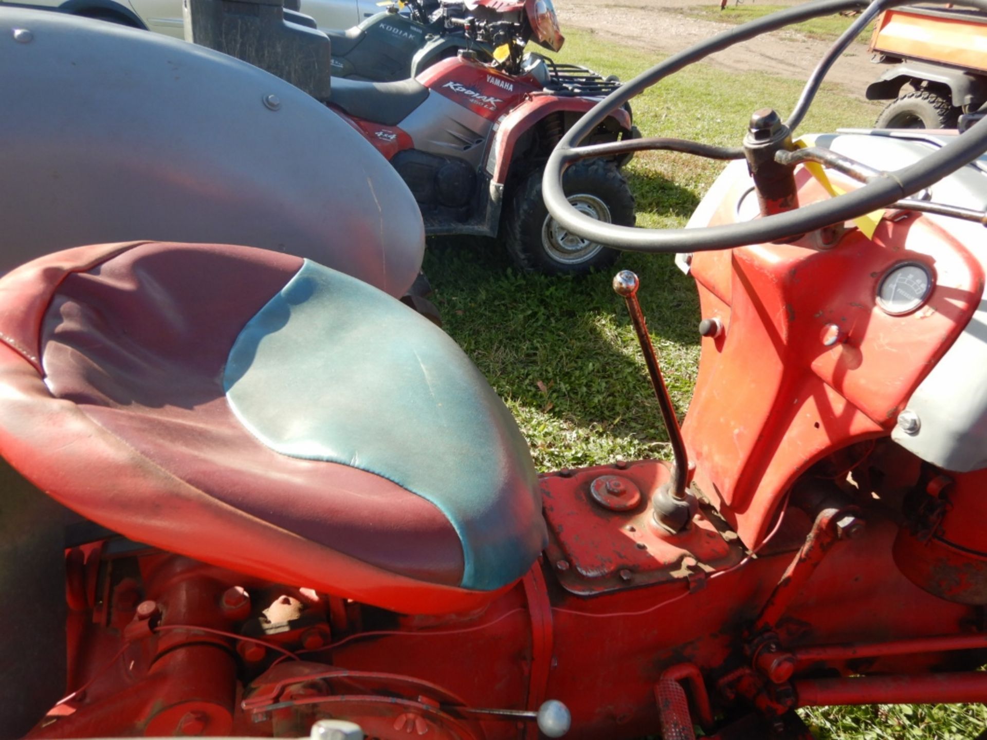 FORDSON 8N TRACTOR W/ 3PT, REAR BLADE, FERGUSON CARRY-ALL TOTE, TIRE CHAINS, CENTRE LINK - RUNS WELL - Bild 11 aus 17