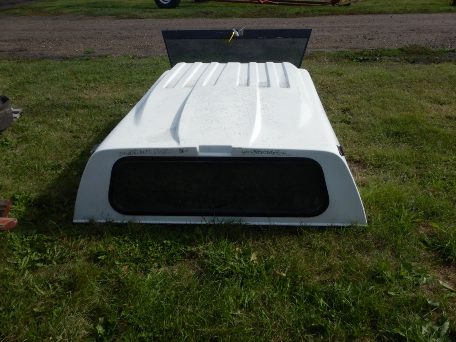 BIG STEEL FIBERGLASS 8FT TRUCK TOPPER - Image 3 of 3