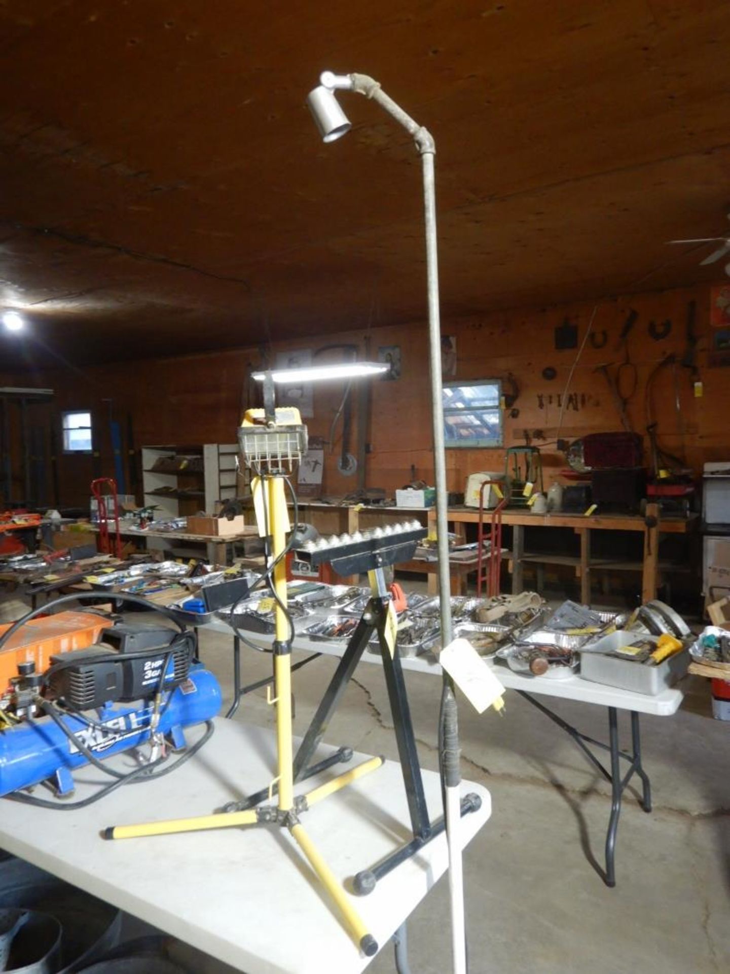 TELESCOPING INFEED ROLLER STAND, HALOGEN TELESCOPING WORK LIGHT, LIGHT STAND - Image 6 of 6