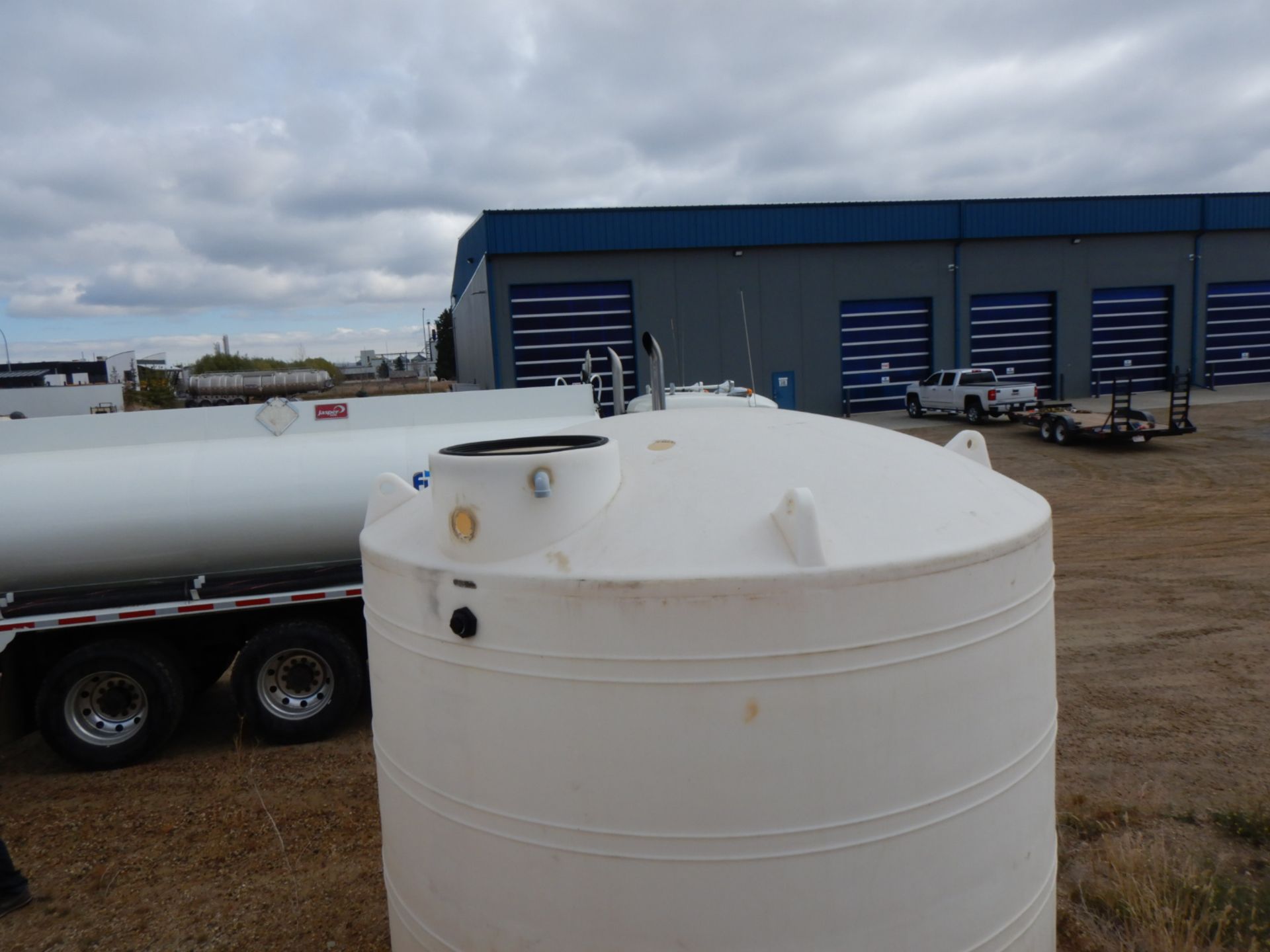 4000 GAL. POLY TANK - Image 5 of 5