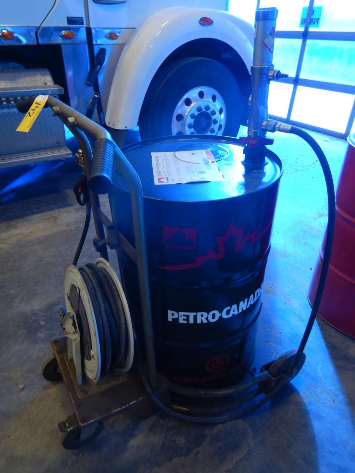 OIL DISPENSING CART W/ INTEGRAL BARREL DOLLY, RETRACTABLE HOSE REEL, PARTIAL BARREL OF 10W30 - Image 2 of 3