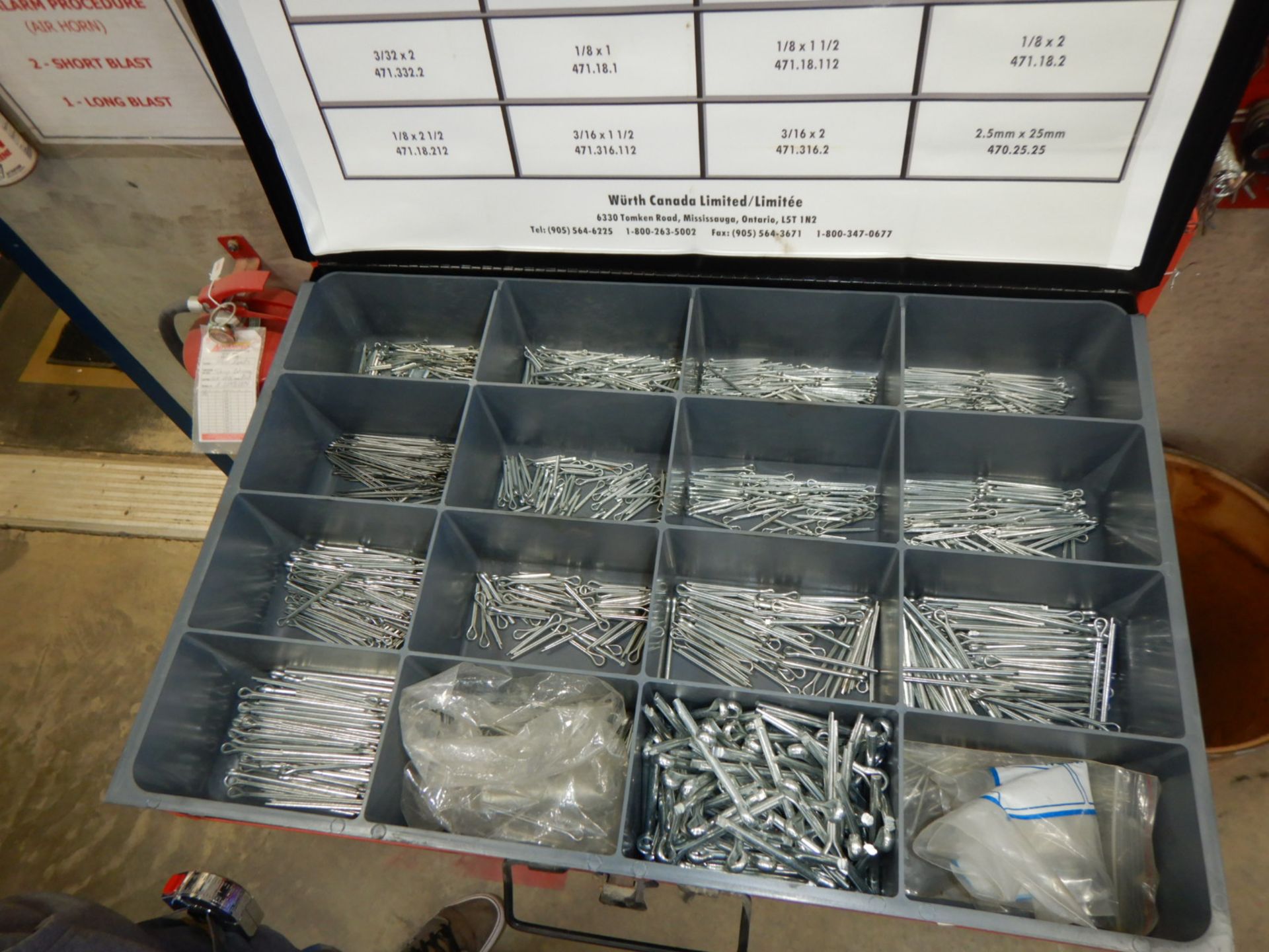 WURTH 4-DRAWER ASSORTMENT CABINET W/ 5 TRAYS, BOLTS, GREASE NIPPLES, COTTER PINS, ETC. - Image 3 of 6