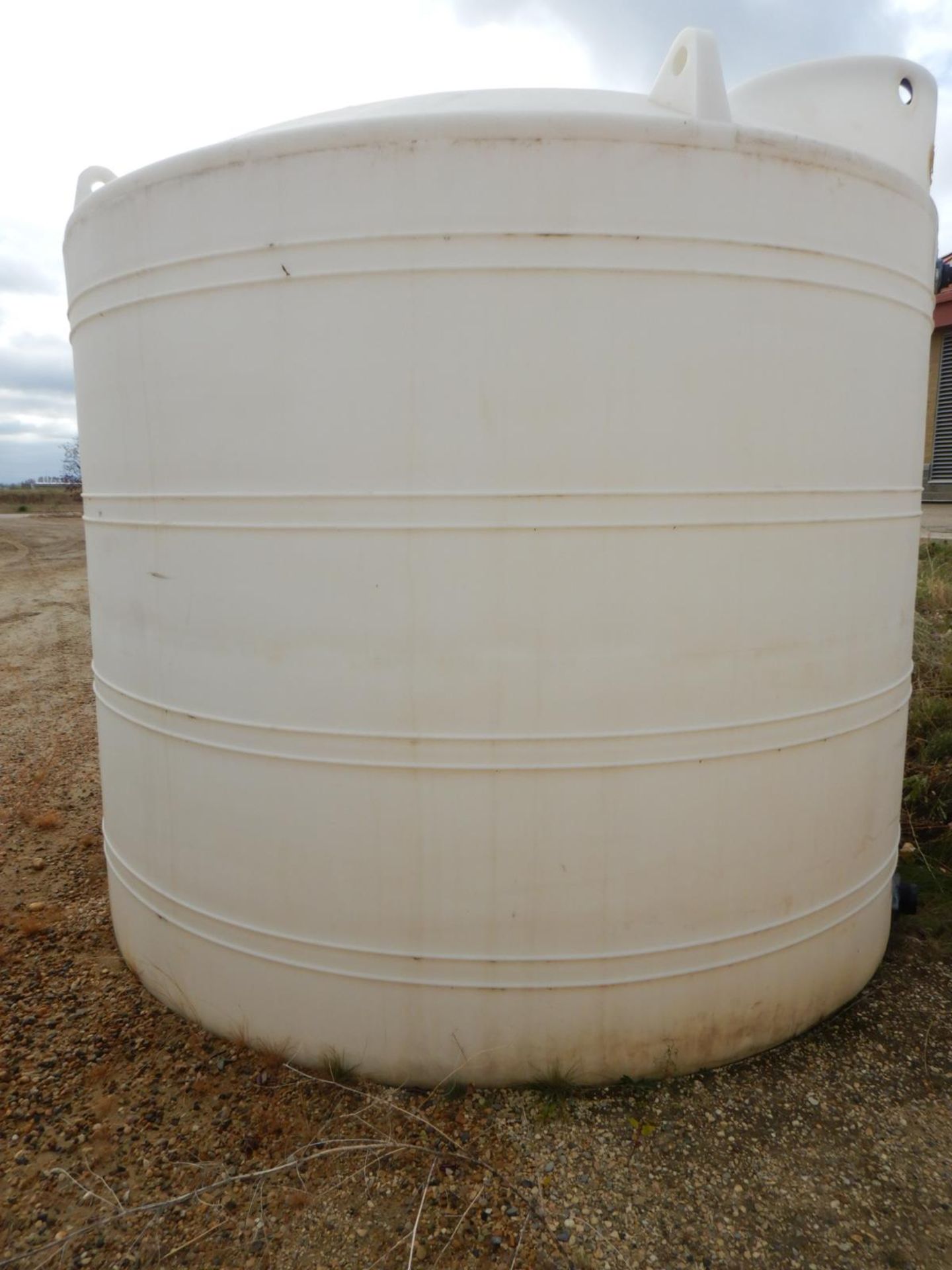 4000 GAL. POLY TANK - Image 2 of 5