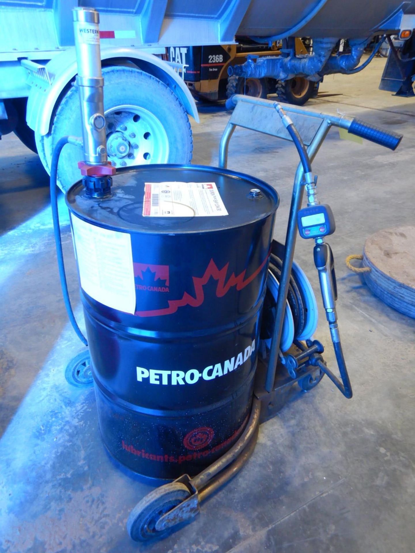 OIL DISPENSING CART W/ INTEGRAL BARREL DOLLY, RETRACTABLE HOSE REEL, PARTIAL BARREL OF 10W30