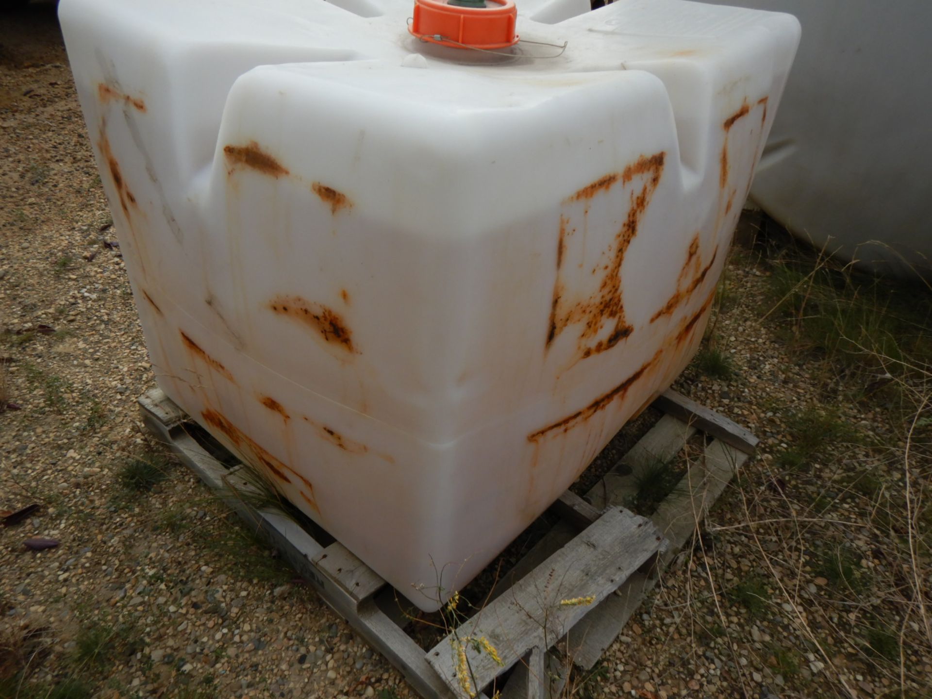 1000 LITRE POLY TANK - Image 3 of 3