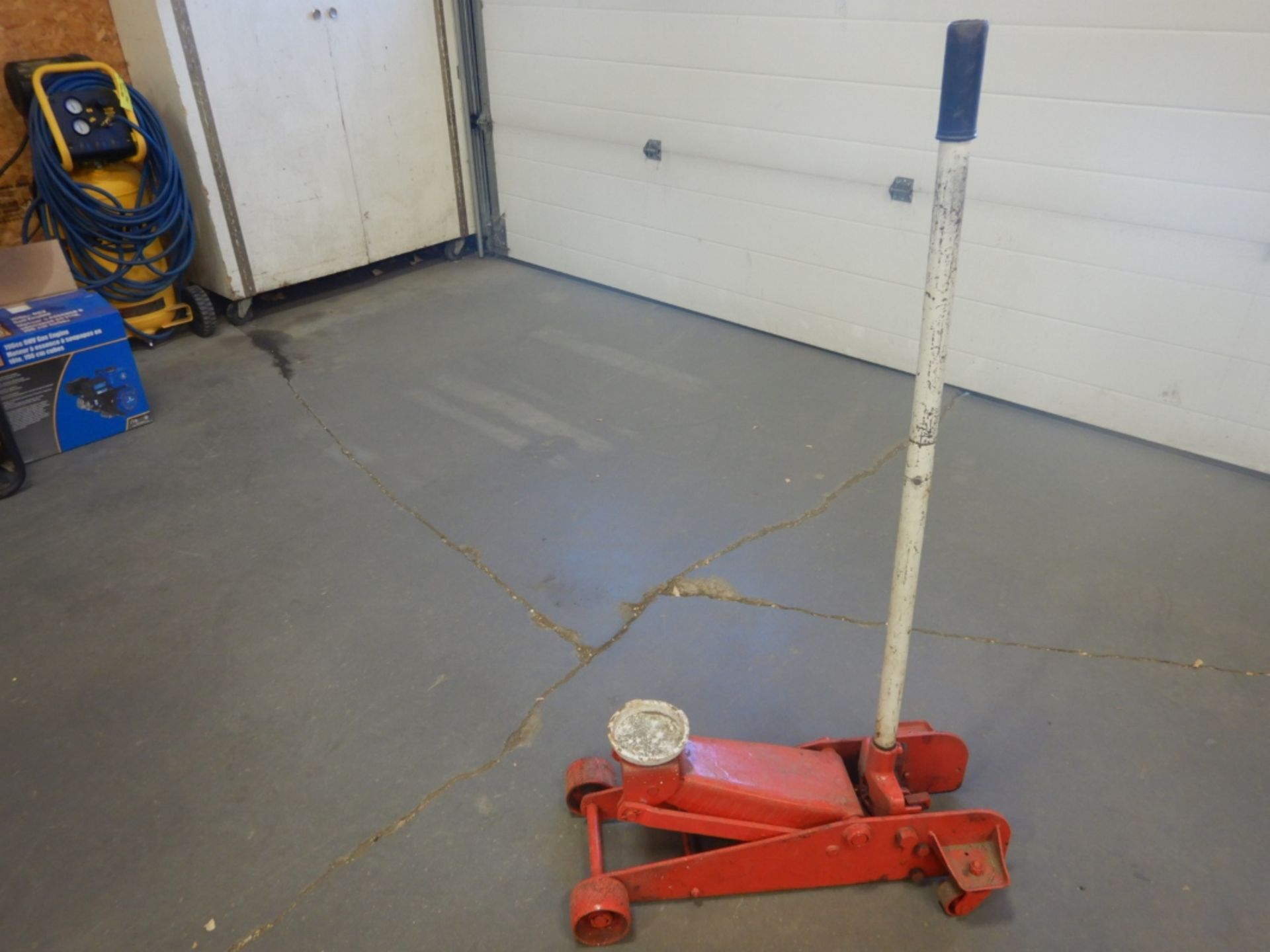 AUTOMOTIVE HYD. FLOOR JACK PAINTED RED AND WHITE