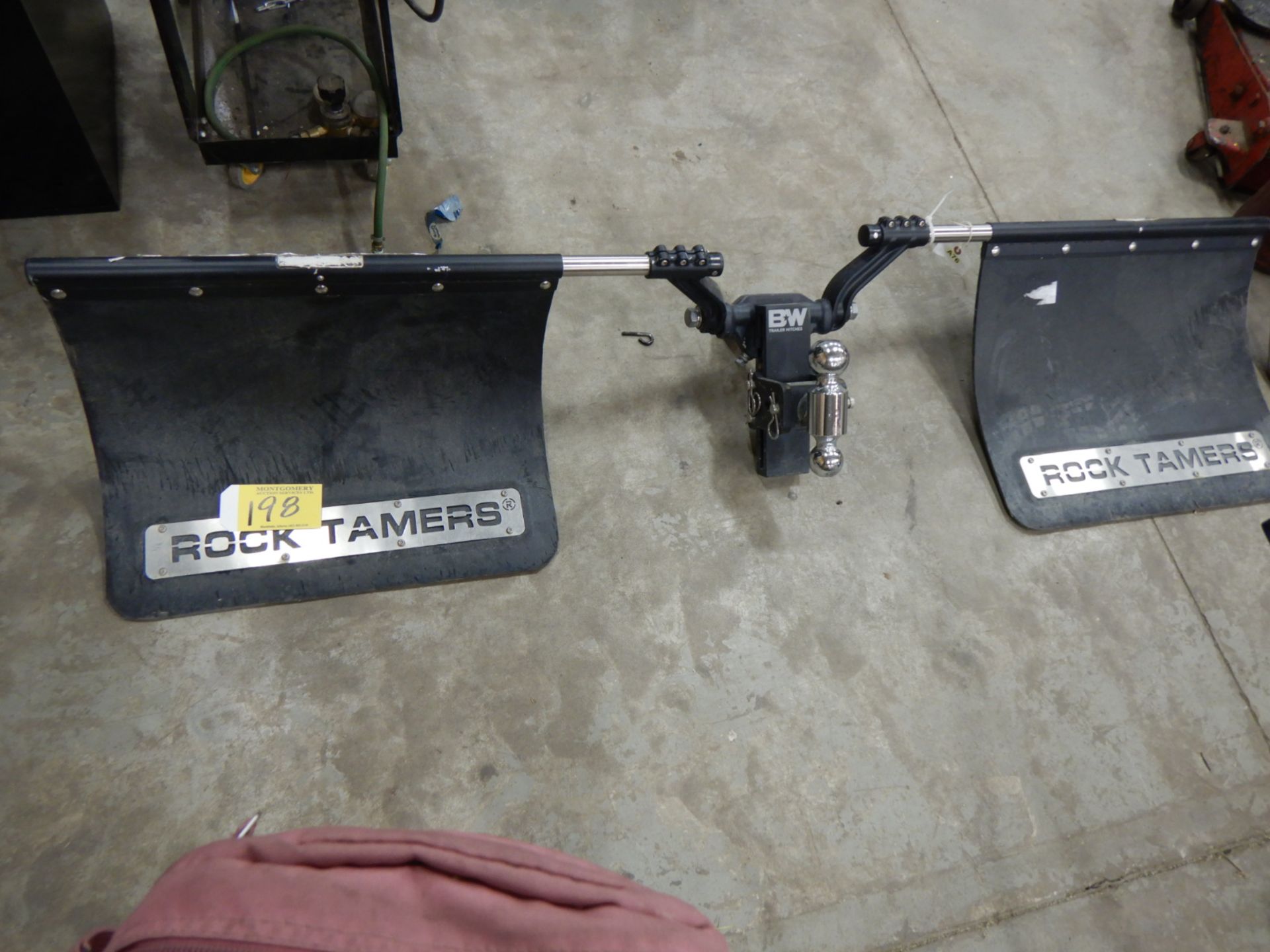 A76 BW TRAILER HITCH W/ROCK TAMER MUD FLAP PROTECTION SYSTEM