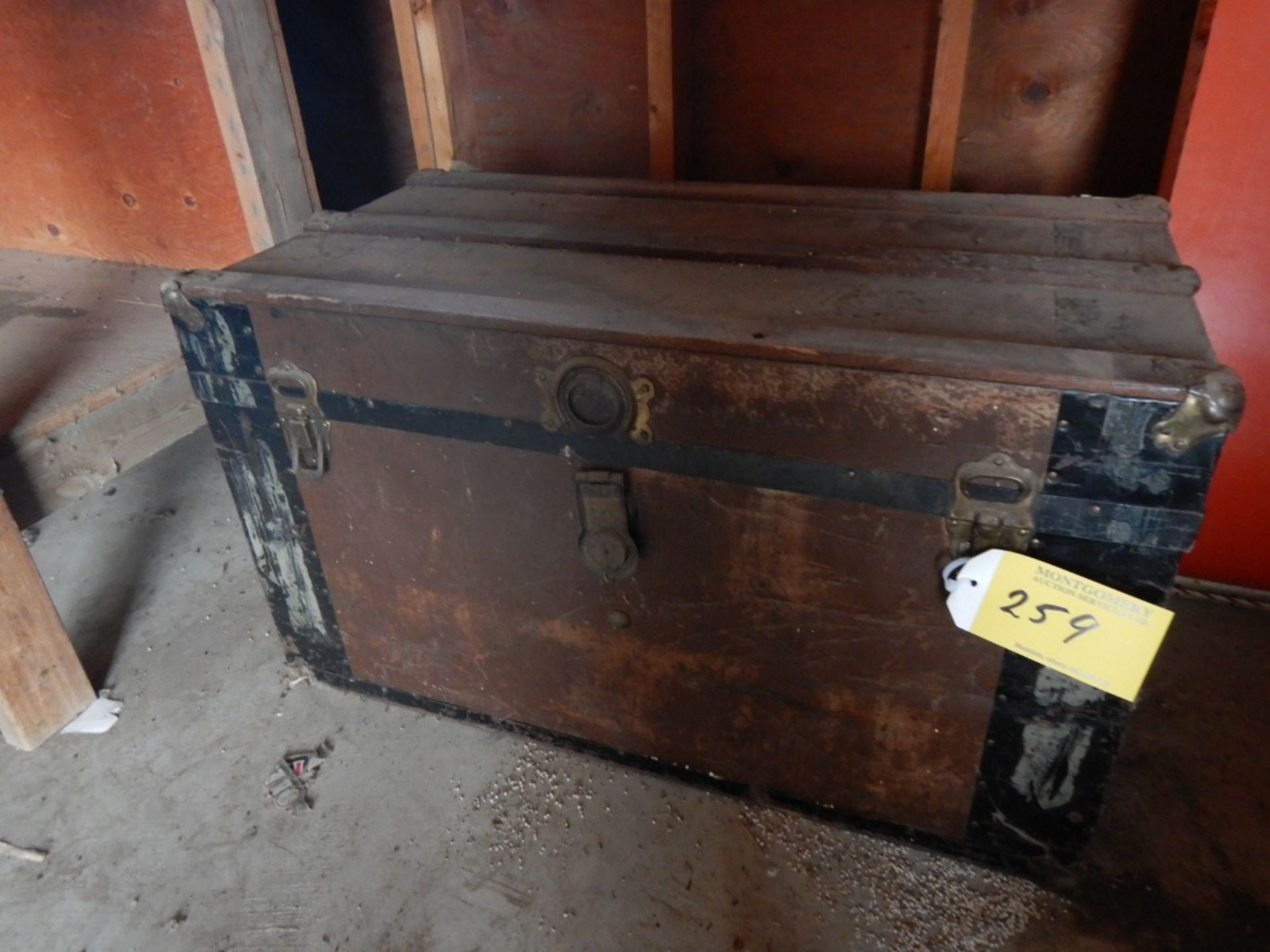 ANTIQUE TRAVEL TRUNK - Image 2 of 3