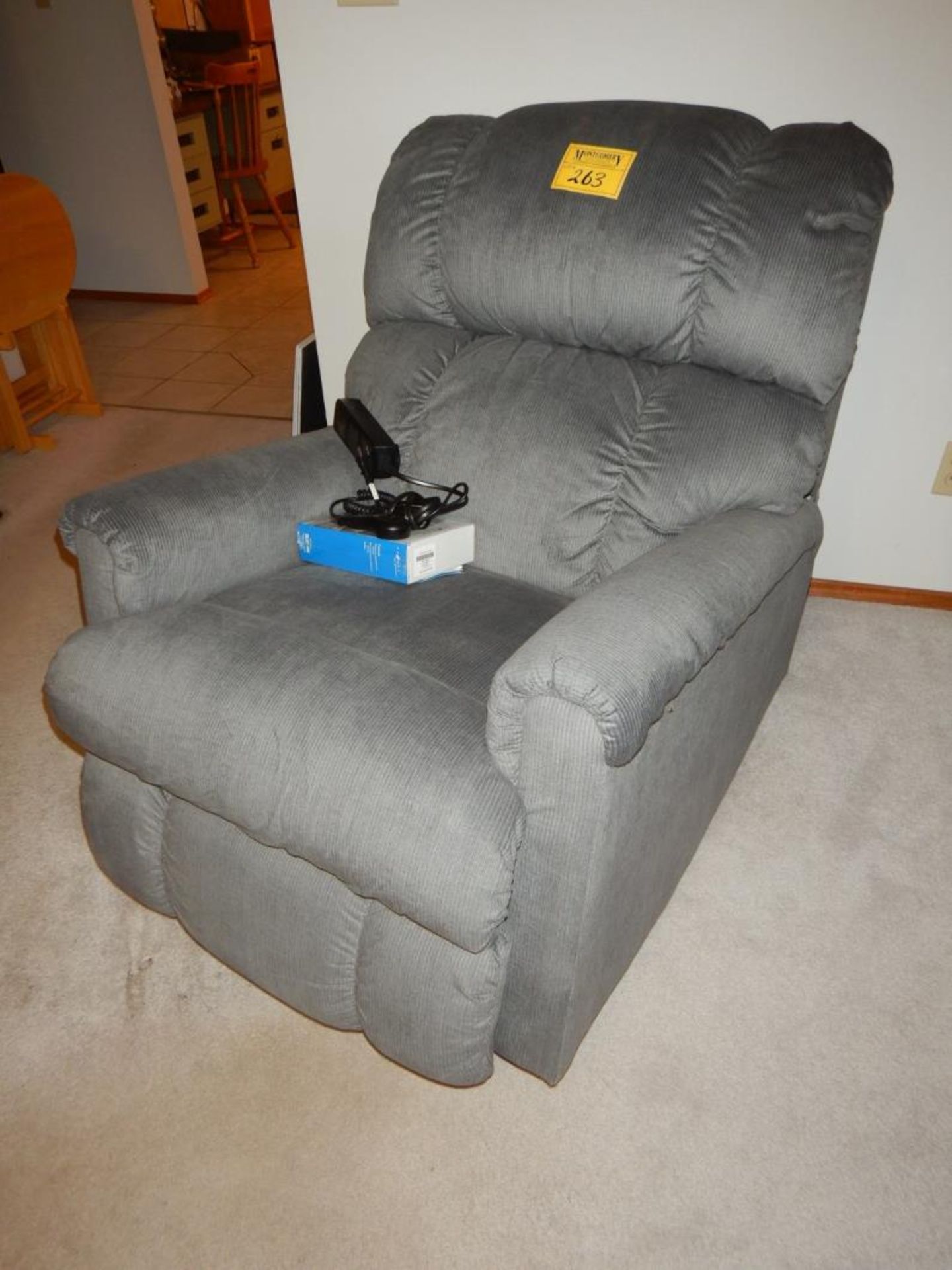 LAY-Z-BOY ELEC. FABRIC RECLINER LIFT CHAIR W/ HEAT AND MASSAGE