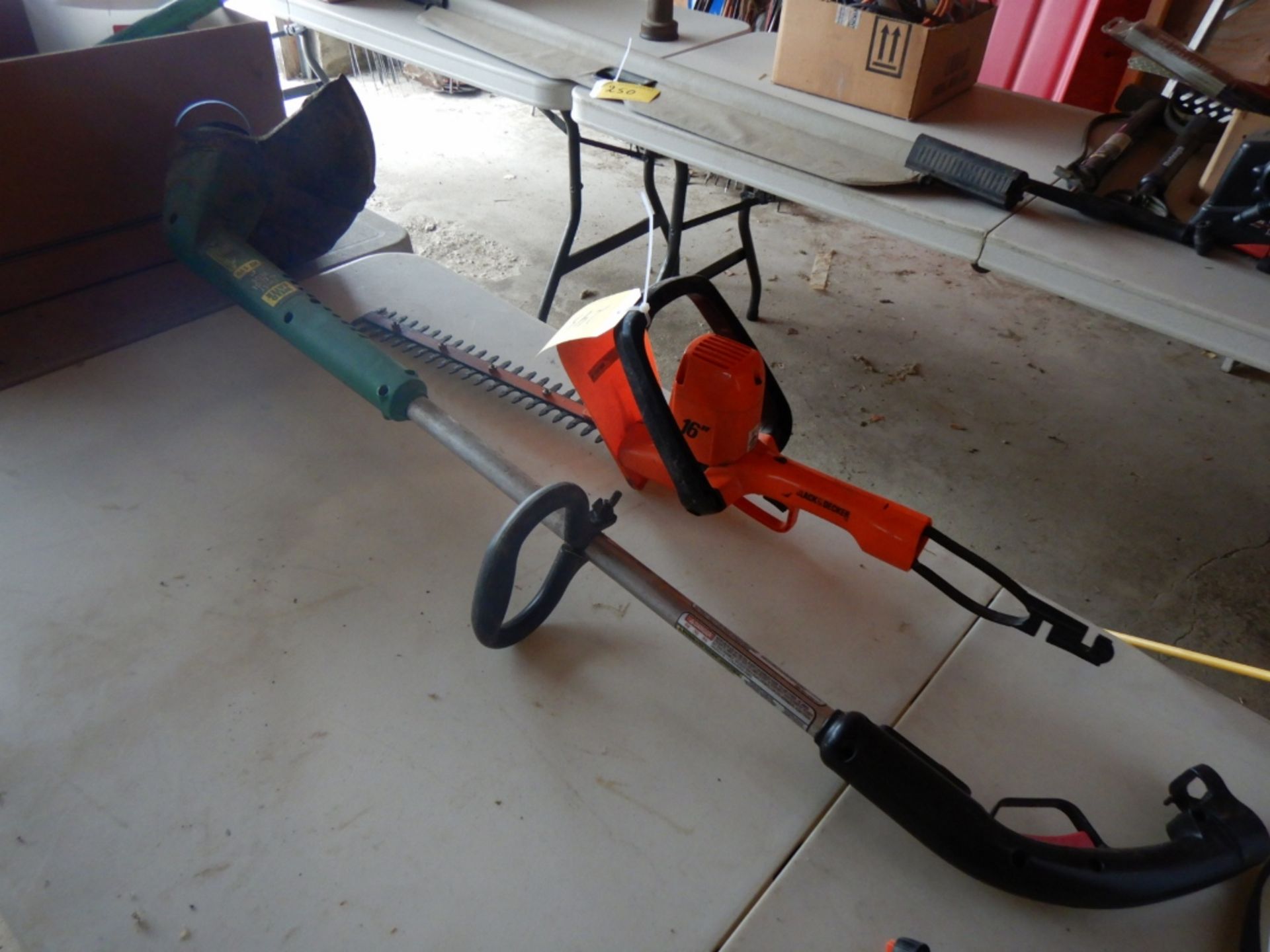 B&D16IN ELEC. HEDGE TRIMMER AND WEED EATER XT112 ELEC. STING TRIMMER