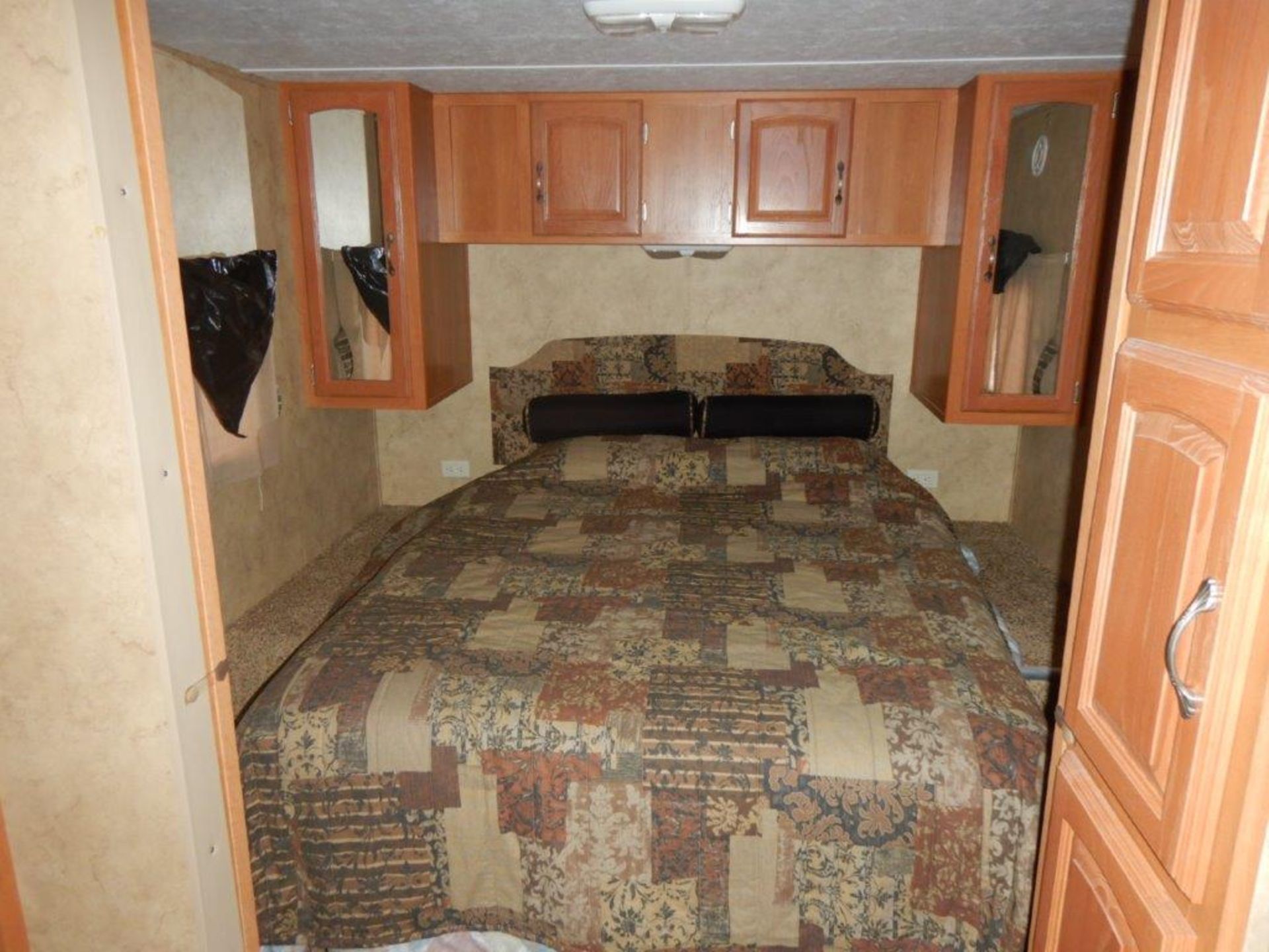 2008 COUGAR BY KEYSTONE 29FKS TRAVEL TRAILER W/ POLAR PACKAGE, SLIDE, REAR QUEEN BED, SLEEPS 6, - Image 9 of 11