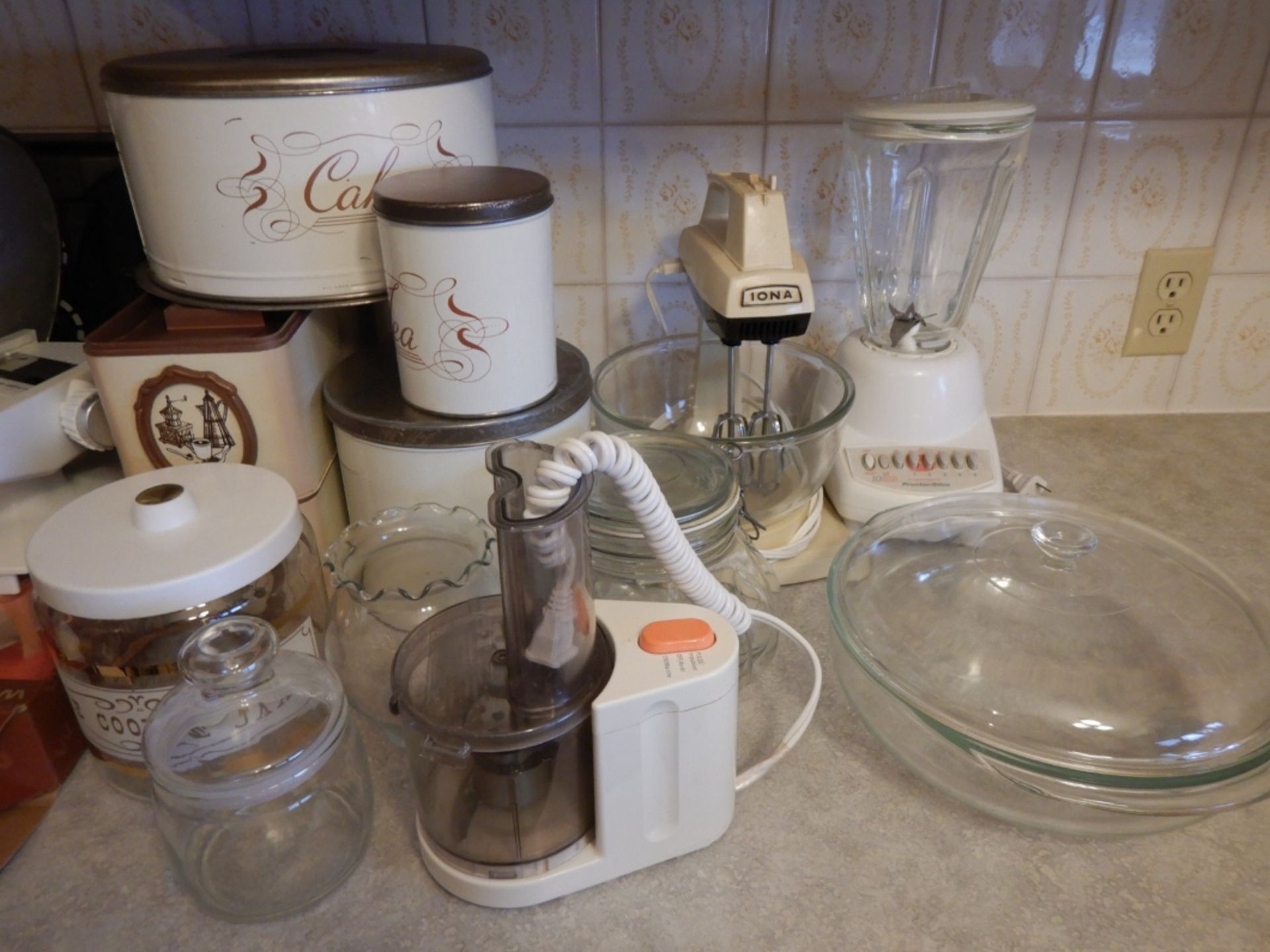 L/O TOASTER OVEN, FRYER, CROCK POT, BLENDER, CANISTER SET, SLICER, POTS, MIXER, ETC. - Image 5 of 12