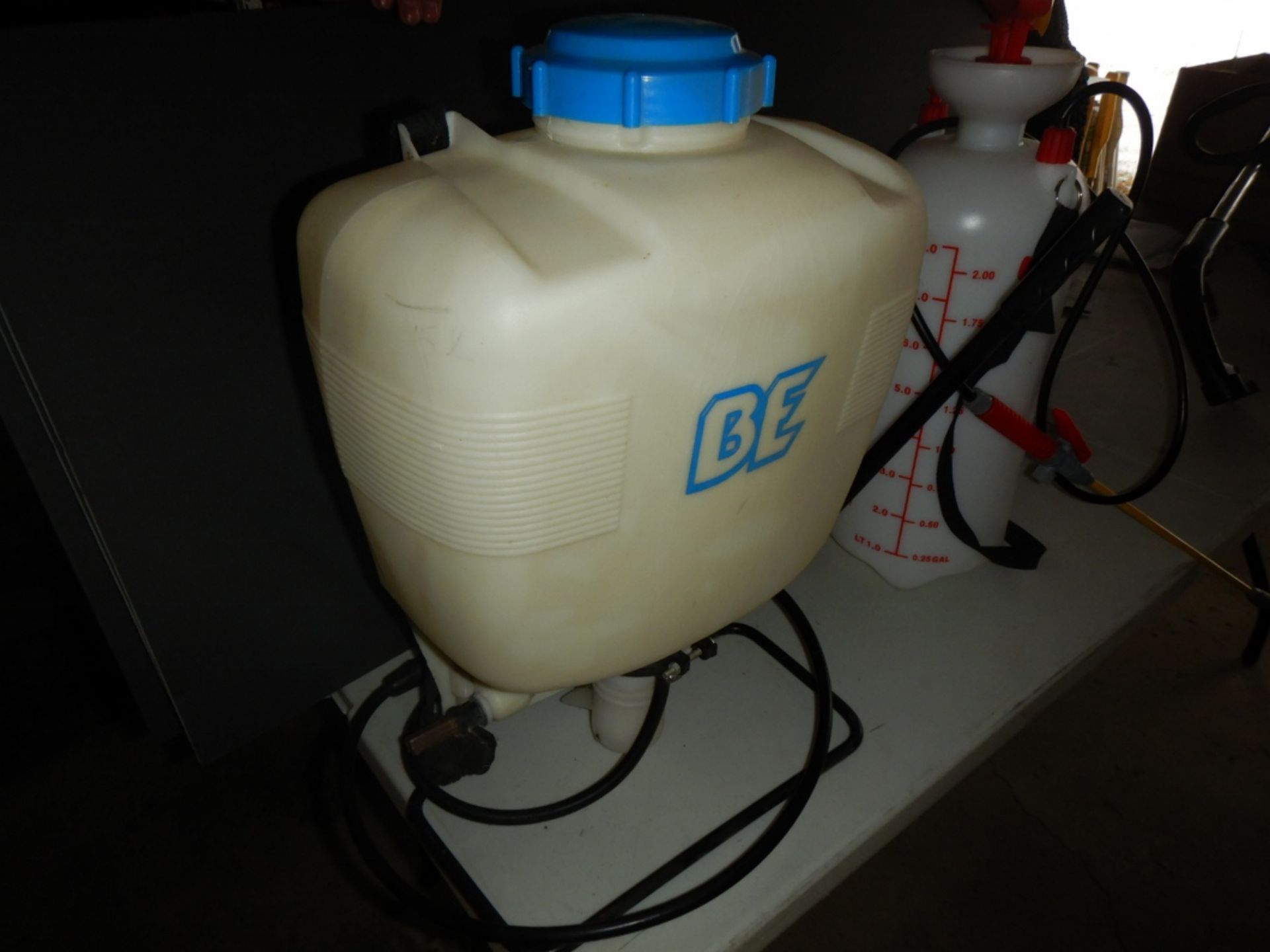 BACK PACK TYPE WEED SPRAYER AND 2 GAL. MANUAL PRESSURIZED WEED SPRAYER - Image 2 of 3