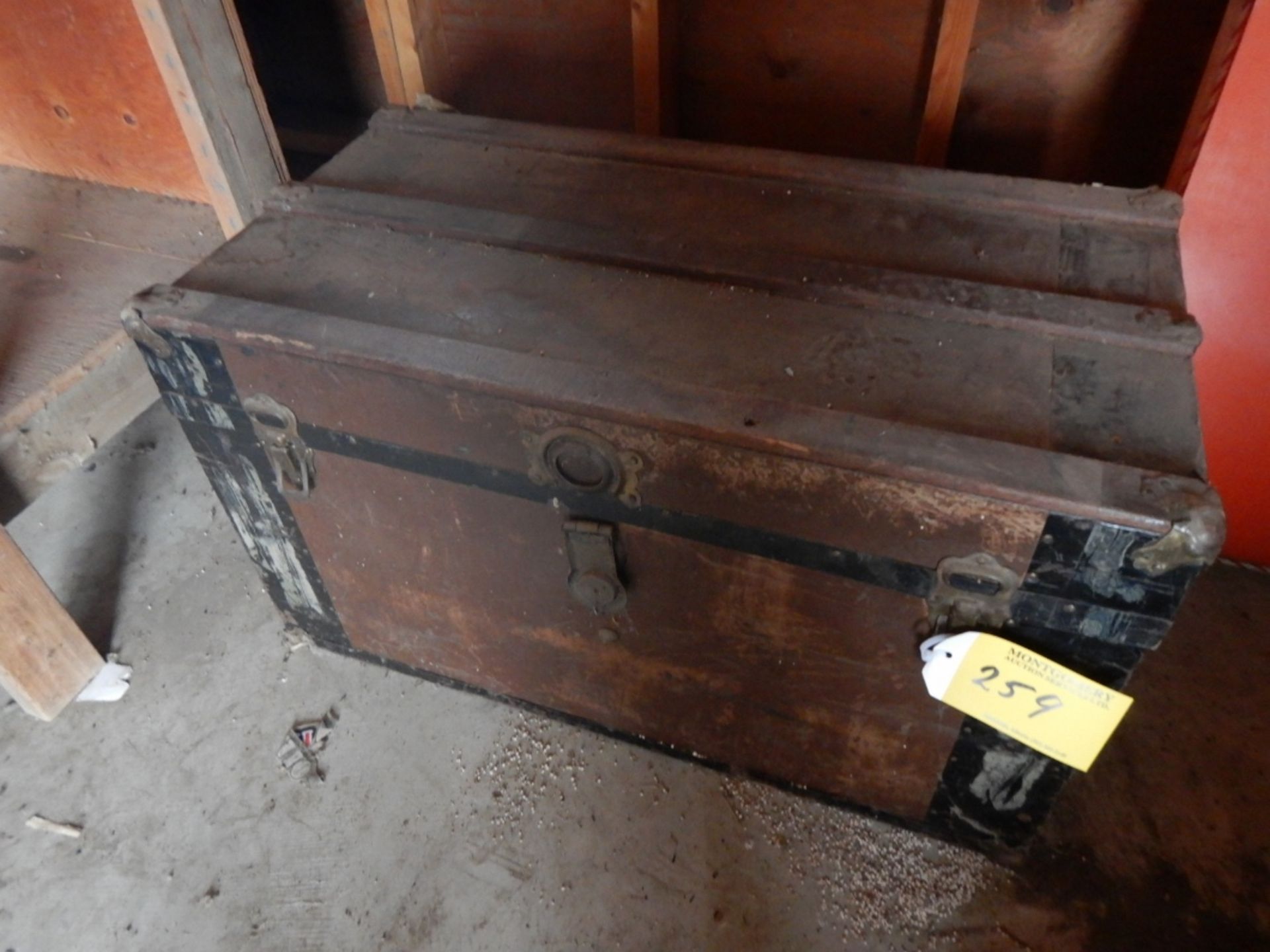 ANTIQUE TRAVEL TRUNK