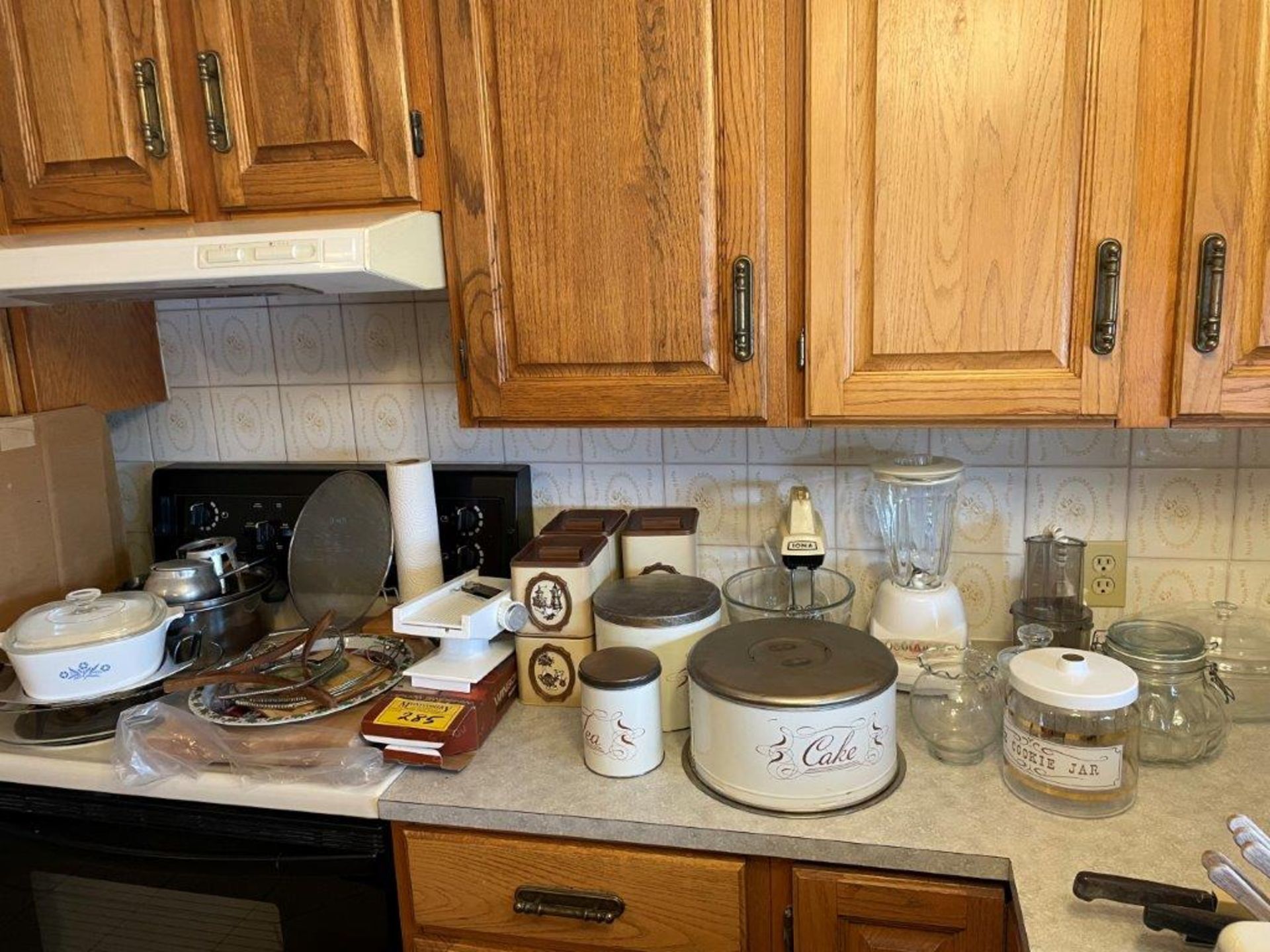 L/O TOASTER OVEN, FRYER, CROCK POT, BLENDER, CANISTER SET, SLICER, POTS, MIXER, ETC. - Image 12 of 12