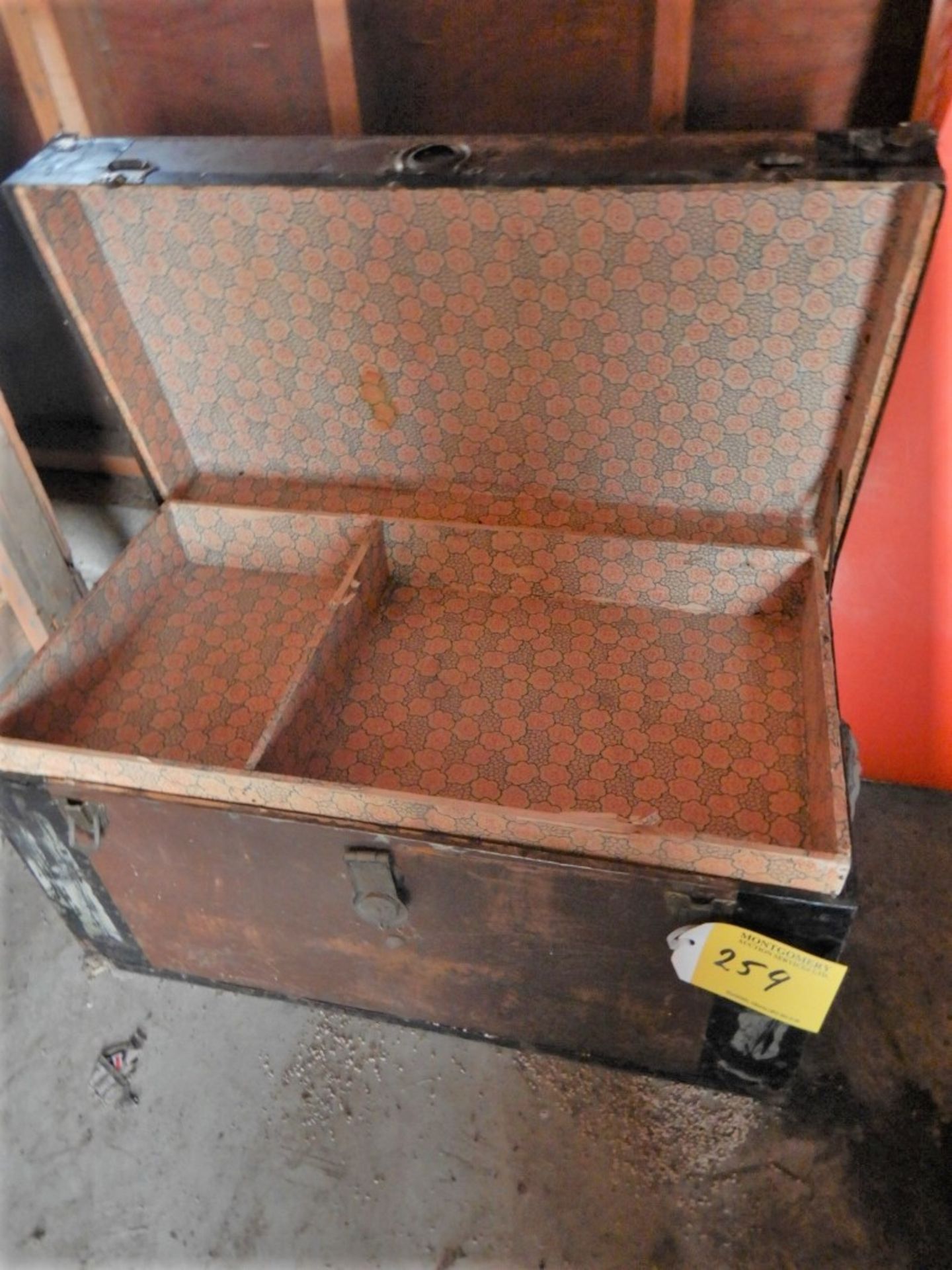 ANTIQUE TRAVEL TRUNK - Image 3 of 3