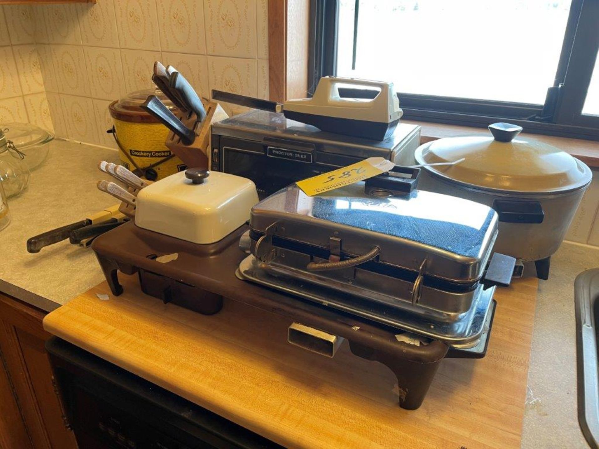 L/O TOASTER OVEN, FRYER, CROCK POT, BLENDER, CANISTER SET, SLICER, POTS, MIXER, ETC. - Image 9 of 12