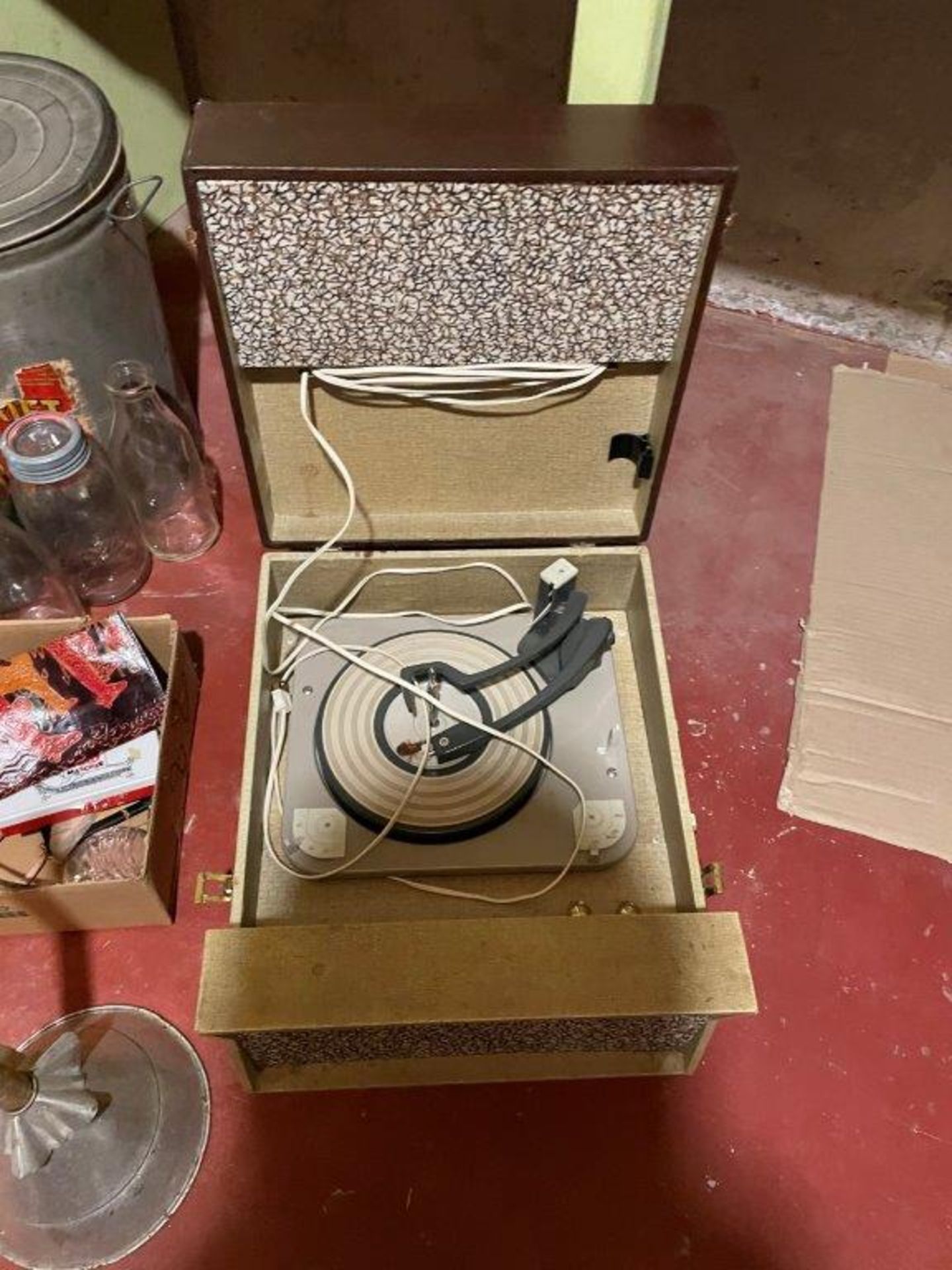 L/O RCA VICTOR RECORD PLAYER, GLASS JARS AND JUGS, METAL CANS, ETC. - Image 3 of 5