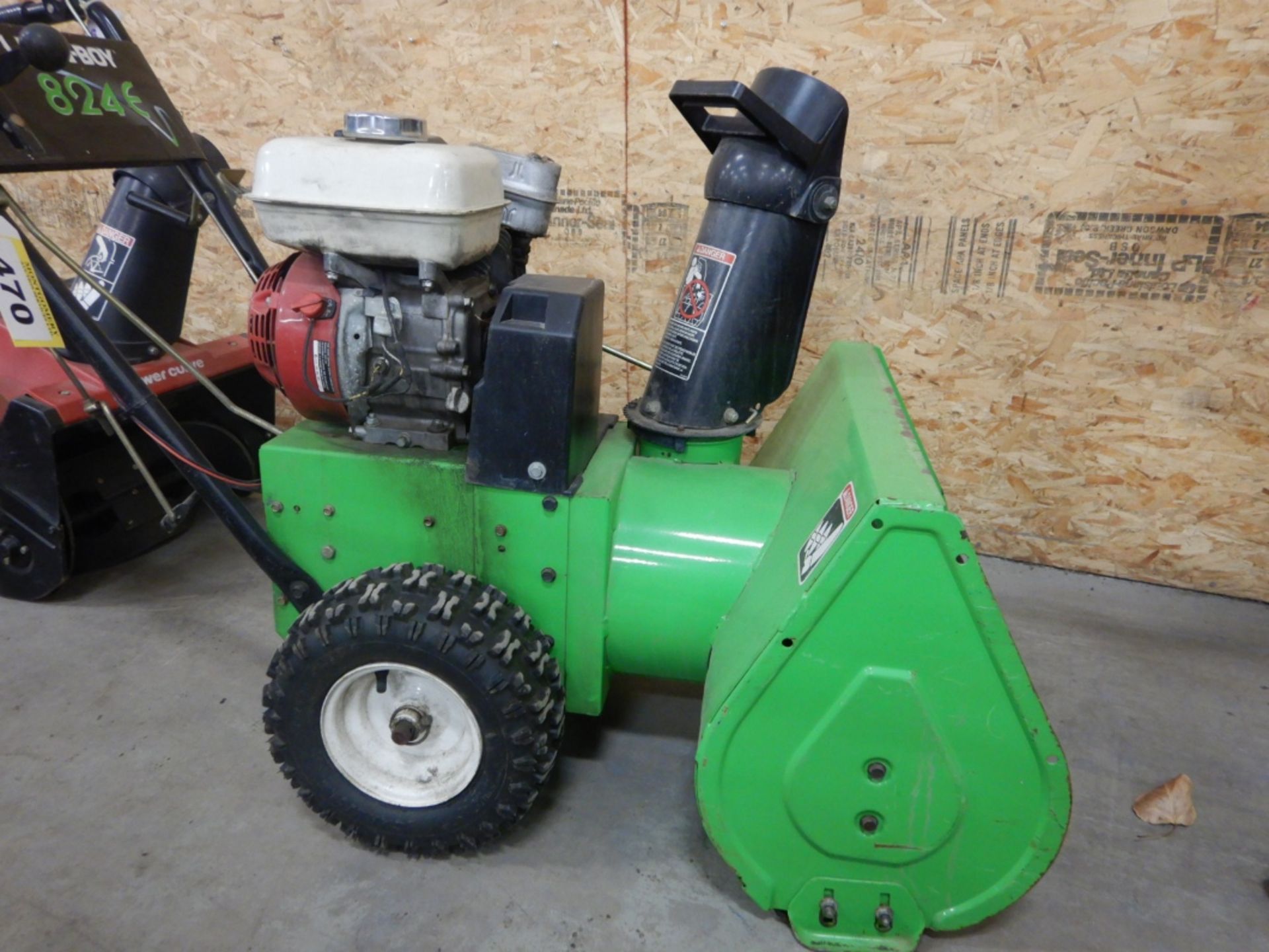 LAWN BOY GAS 24IN 5SPD SNOW BLOWER, HONDA GAS ENGINE, S/N 220000146 - (RUNNING)