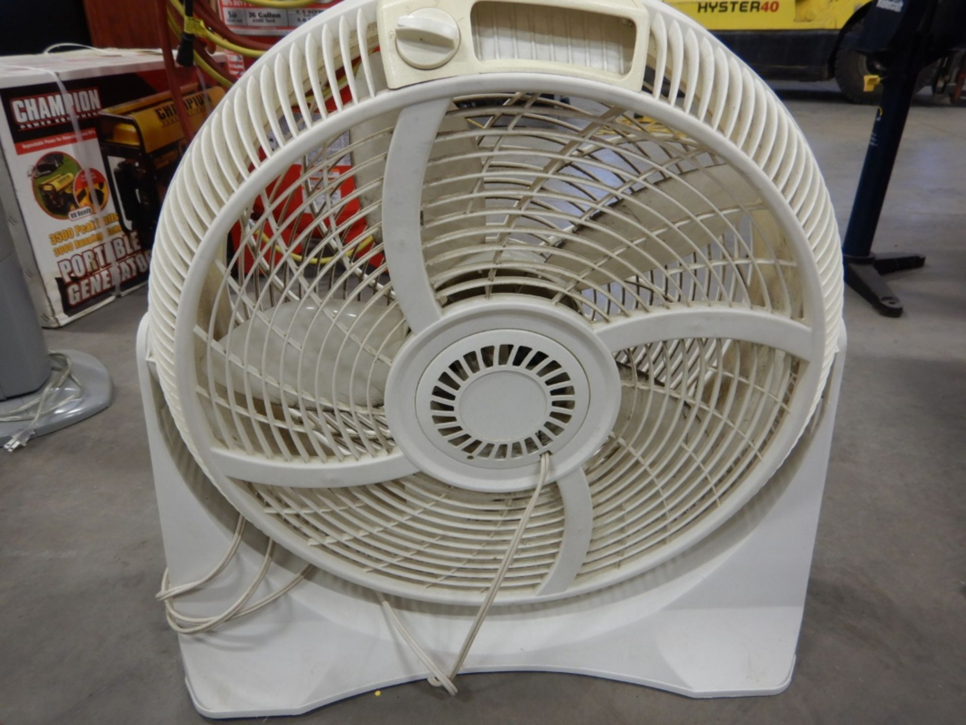 L/O RESIDENTIAL FANS WHITE WESTINGHOUSE CYCLONE 18IN AND SEVILLE CLASSICS TOWER FAN - Image 4 of 4