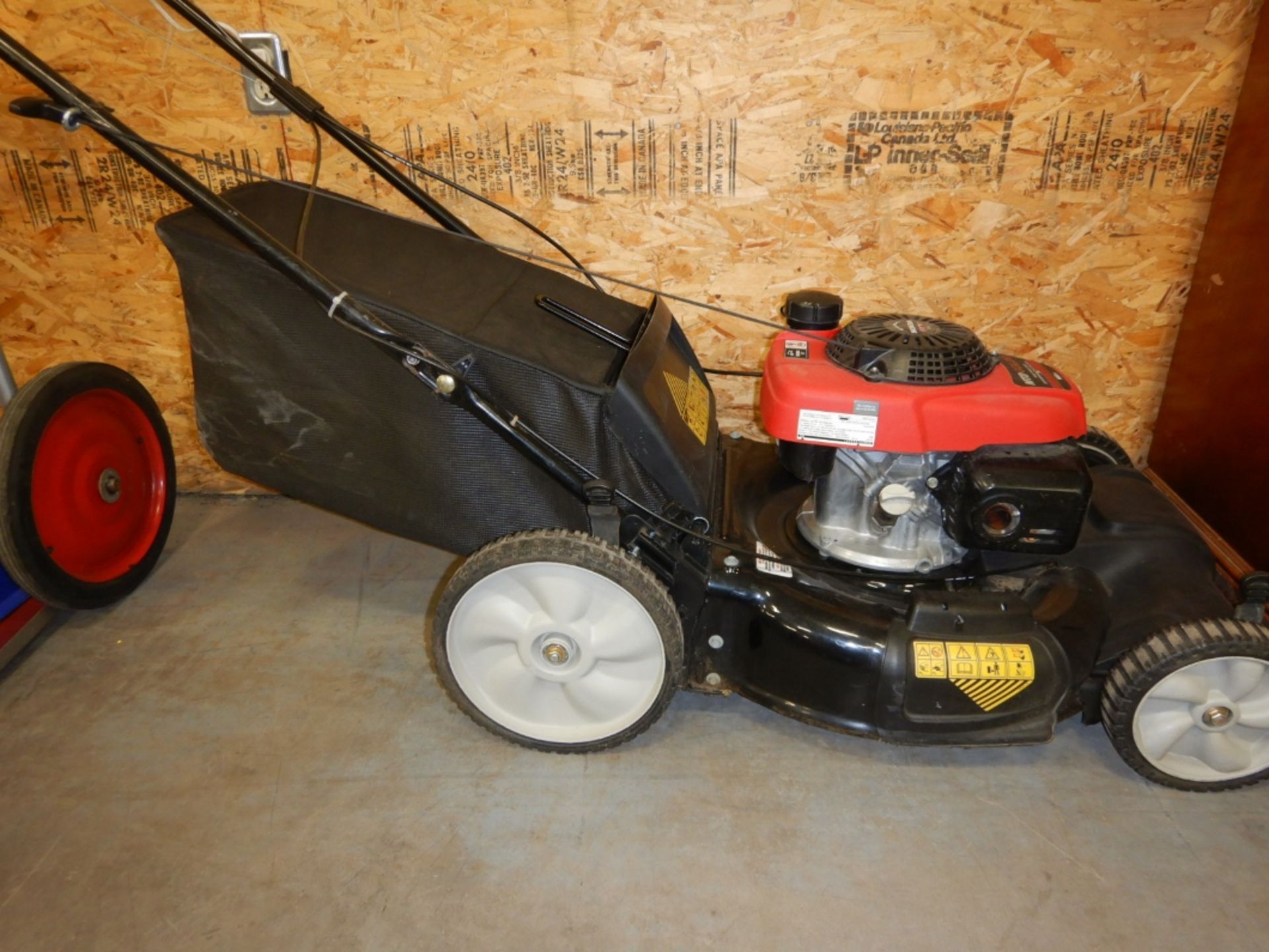 MTD GOLD PUSH TYPE LAWN MOVER W/ 1600CC HONDA ENGINE AND BAGGER