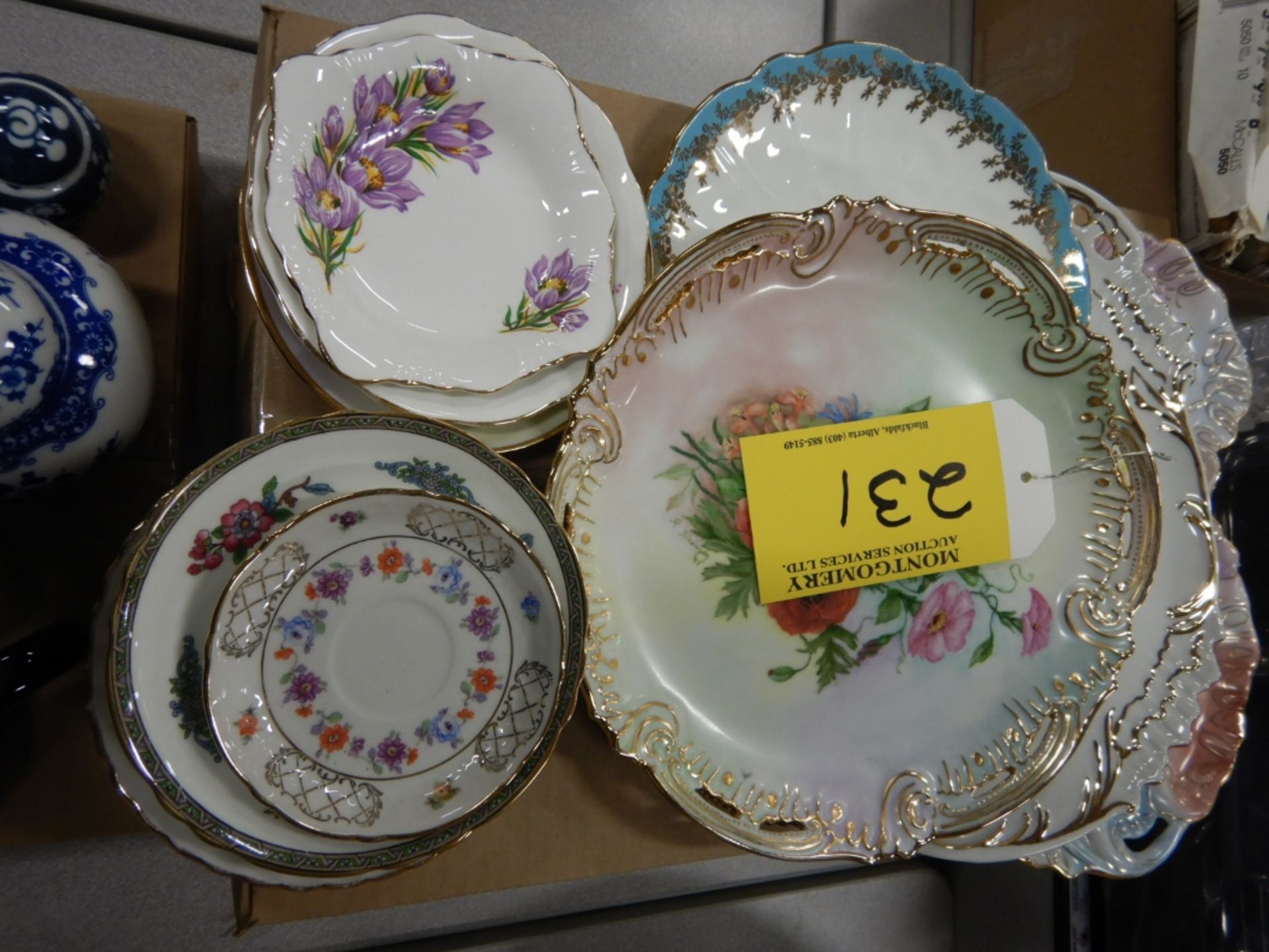 L/O DECORATIVE DISPLAY PLATES AND ACCESSORIES - Image 2 of 3