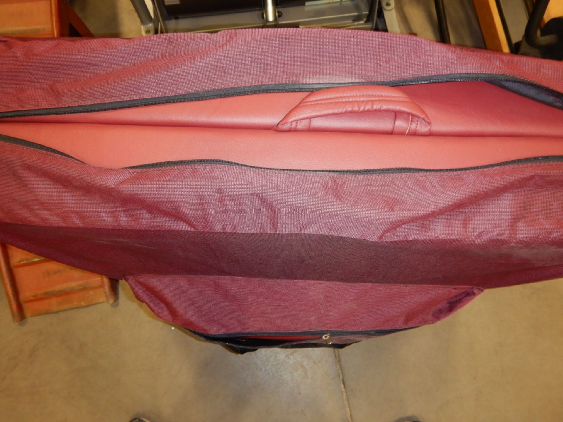 PORTABLE MASSAGE TABLE IN CARRYING CASE - Image 2 of 3