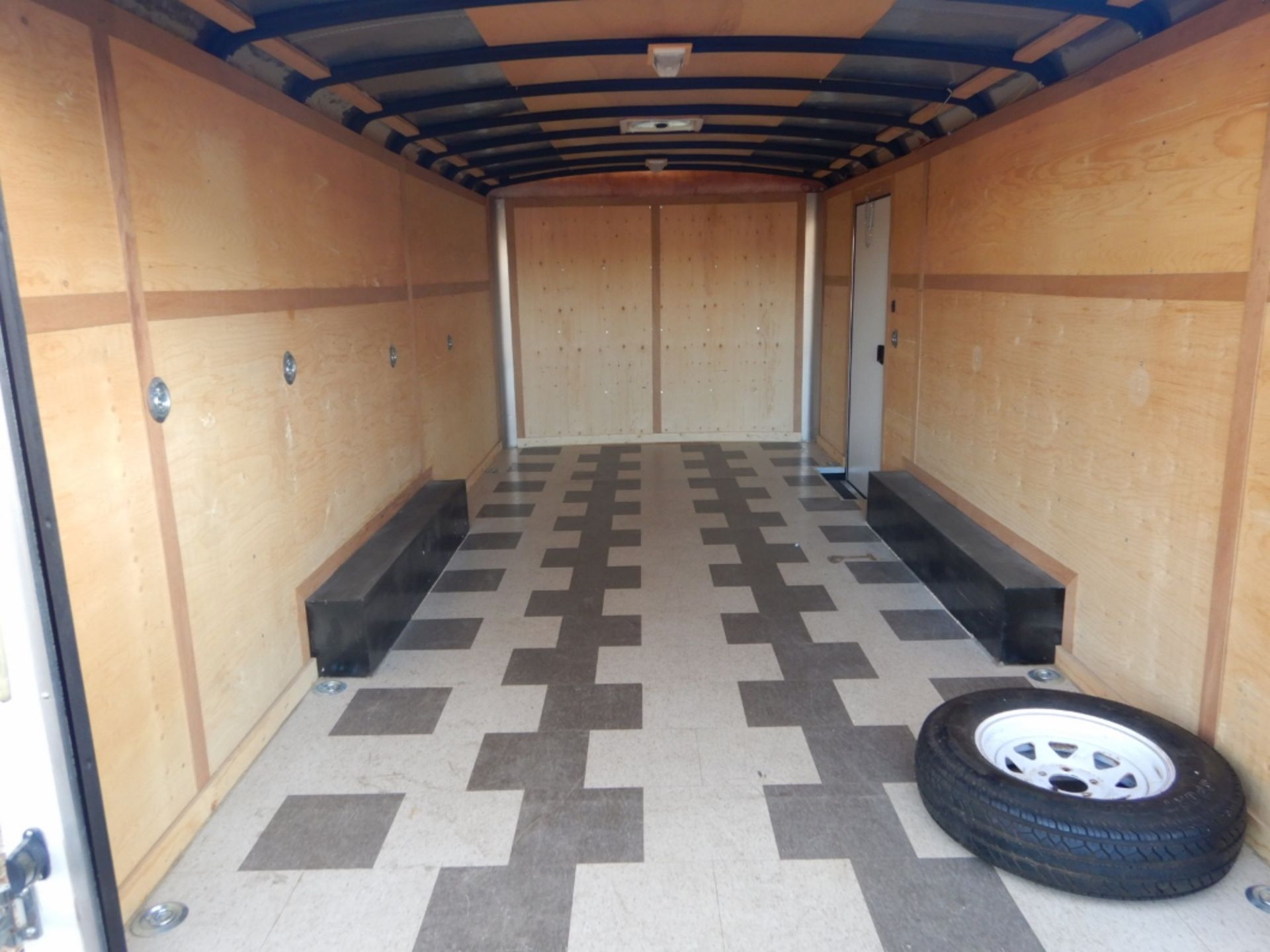 2010 BLAZER 18 FT T/A ENCLOSED CARGO TRAILER w/REAR BARN DOORS, PASSENGER SIDE MAN DOOR, 2-5/16IN - Image 5 of 6