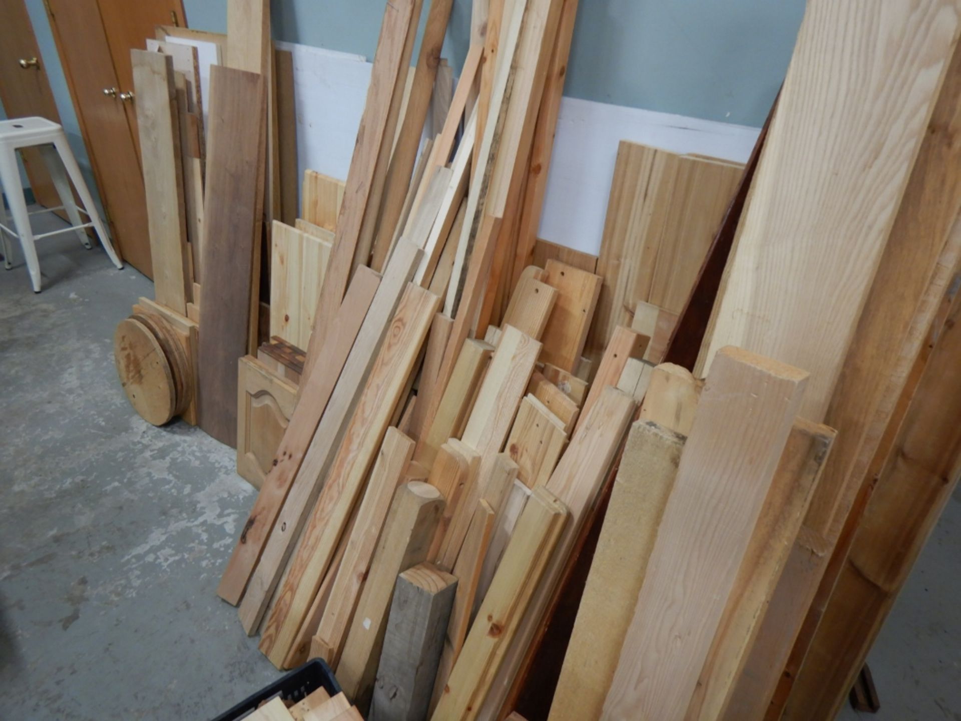 L/O ASSORTED DIMENSIONAL HARDWOODS AND ASSORTED WOOD