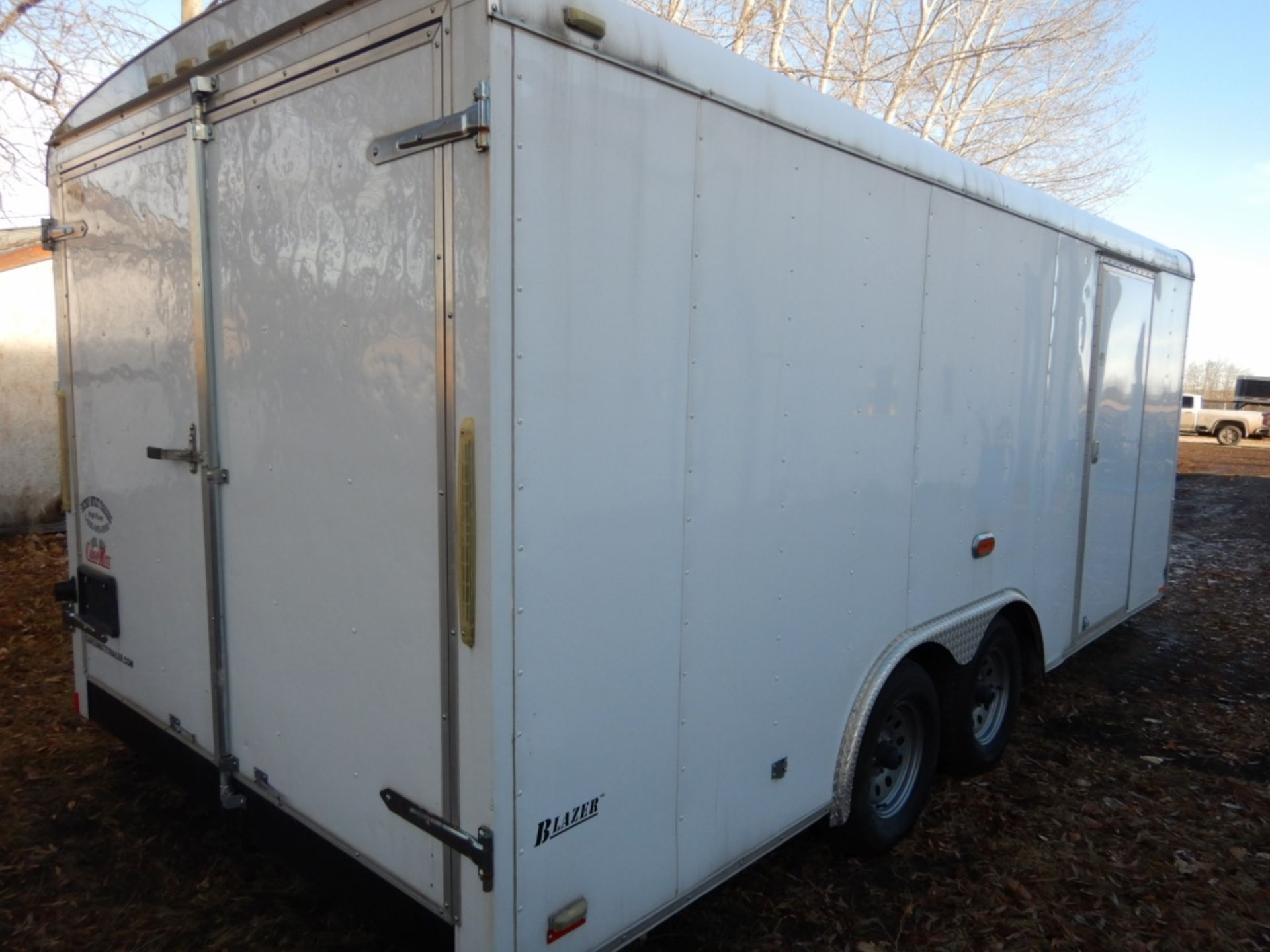 2010 BLAZER 18 FT T/A ENCLOSED CARGO TRAILER w/REAR BARN DOORS, PASSENGER SIDE MAN DOOR, 2-5/16IN - Image 2 of 6