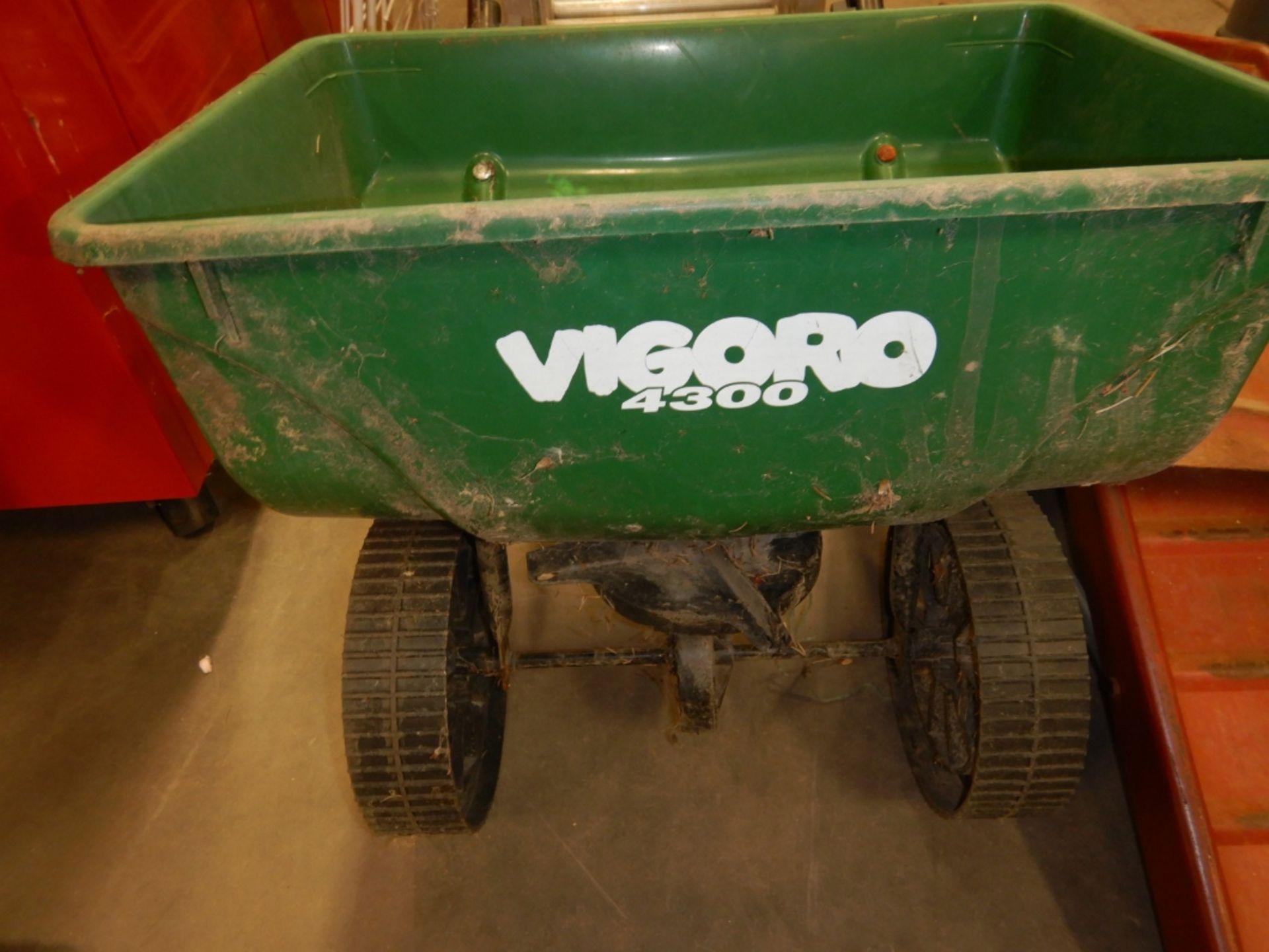 VIGORO 4300 PUSH TYPE GRANULAR BROADCASTER 22X15X10 HOPPER - Image 2 of 2