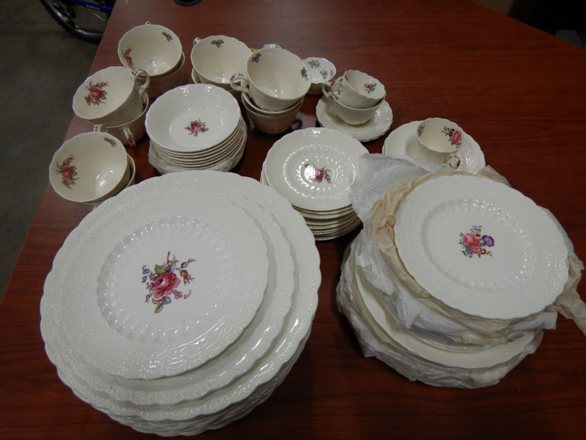 L/O SPODE BILLINGSLEY ROSE ENGLISH CHINA APPROX. 12 PLACE SETTINGS OF 12IN PLATES, 8IN SIDE - Image 2 of 4