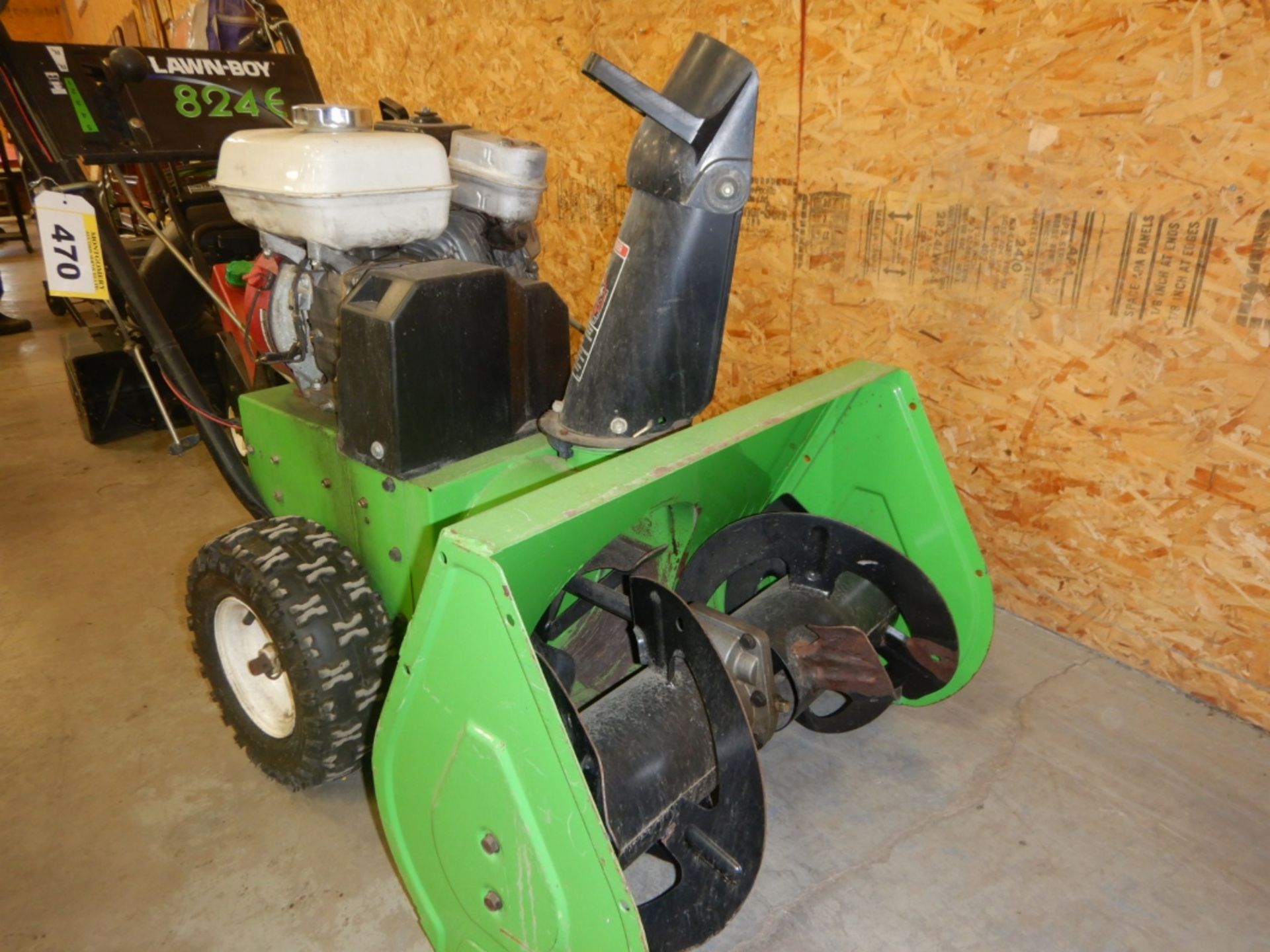 LAWN BOY GAS 24IN 5SPD SNOW BLOWER, HONDA GAS ENGINE, S/N 220000146 - (RUNNING) - Image 2 of 6